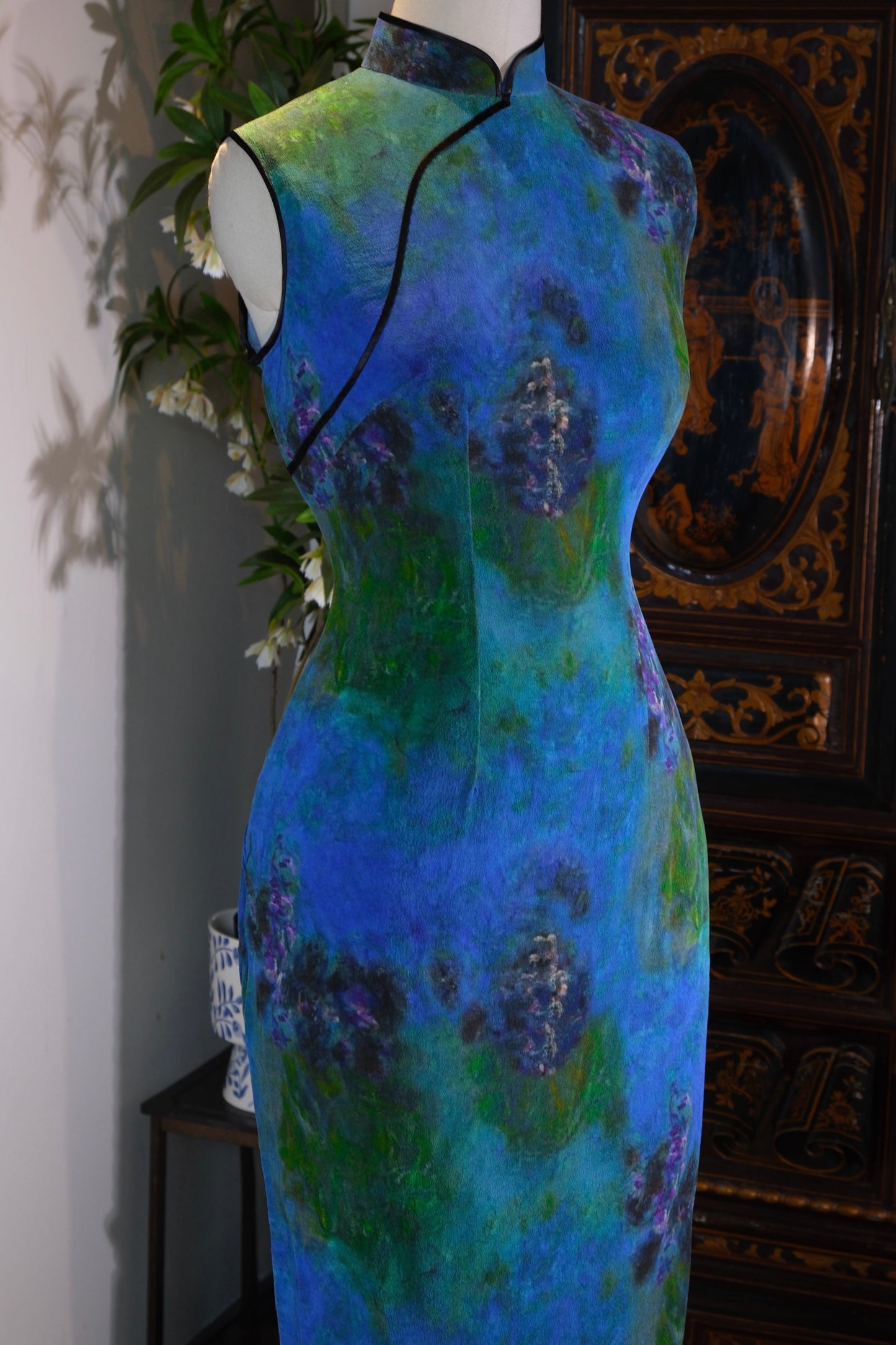 溯源绸缎｜油画入梦，港风重塑——100%桑蚕丝鬼绉旗袍样衣赏析 | Suyuan Silk | Oil Painting in Dreams, Hong Kong Style Re-Imagined — An Appreciation of a 100% Mulberry Silk Ghost-Crepe Qipao Prototype