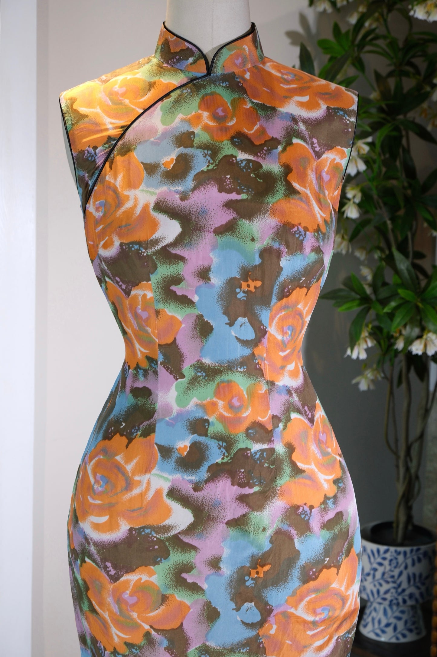 溯源绸缎·六零港韵真丝旗袍 | 时光织就的东方雅颂 | Suyuan Silk • The 1960s Hong Kong Rhythm Silk Qipao | An Eastern Ode Woven in Time