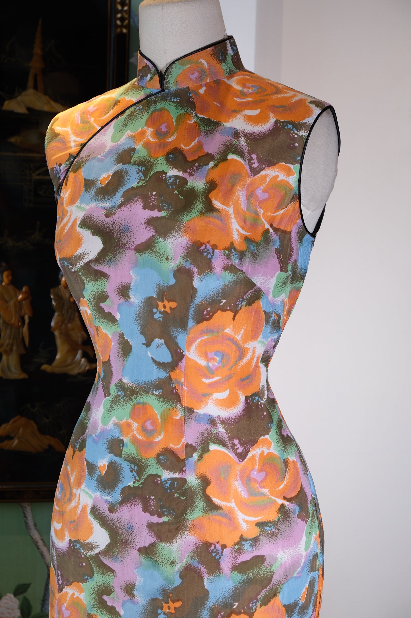 溯源绸缎·六零港韵真丝旗袍 | 时光织就的东方雅颂 | Suyuan Silk • The 1960s Hong Kong Rhythm Silk Qipao | An Eastern Ode Woven in Time