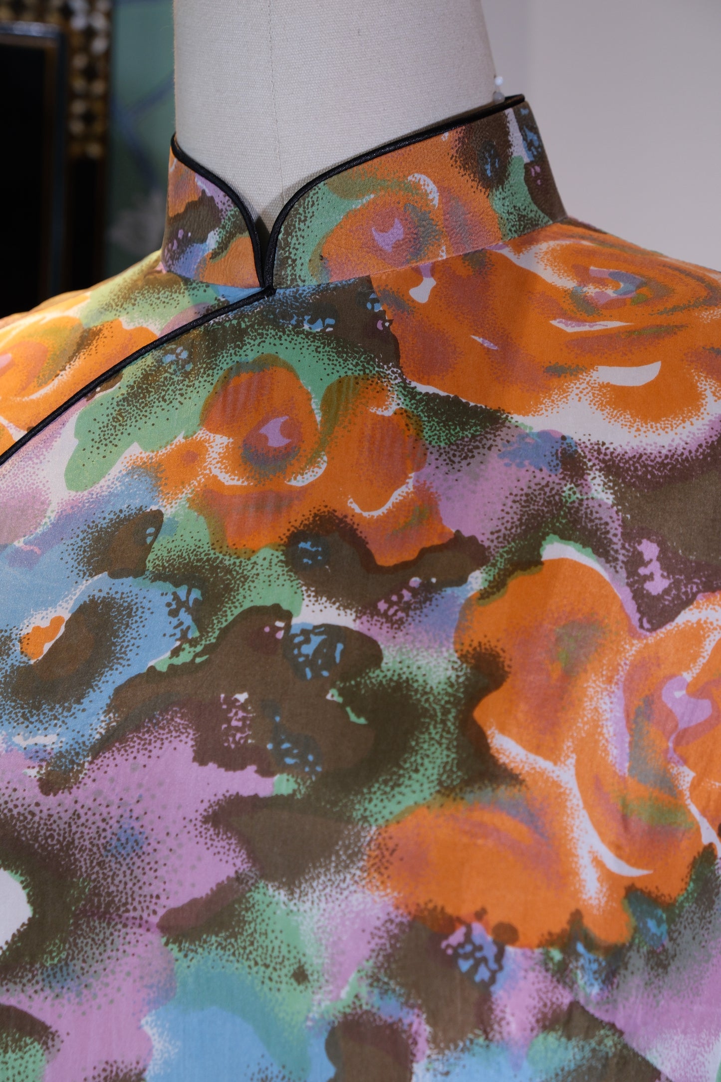 溯源绸缎·六零港韵真丝旗袍 | 时光织就的东方雅颂 | Suyuan Silk • The 1960s Hong Kong Rhythm Silk Qipao | An Eastern Ode Woven in Time