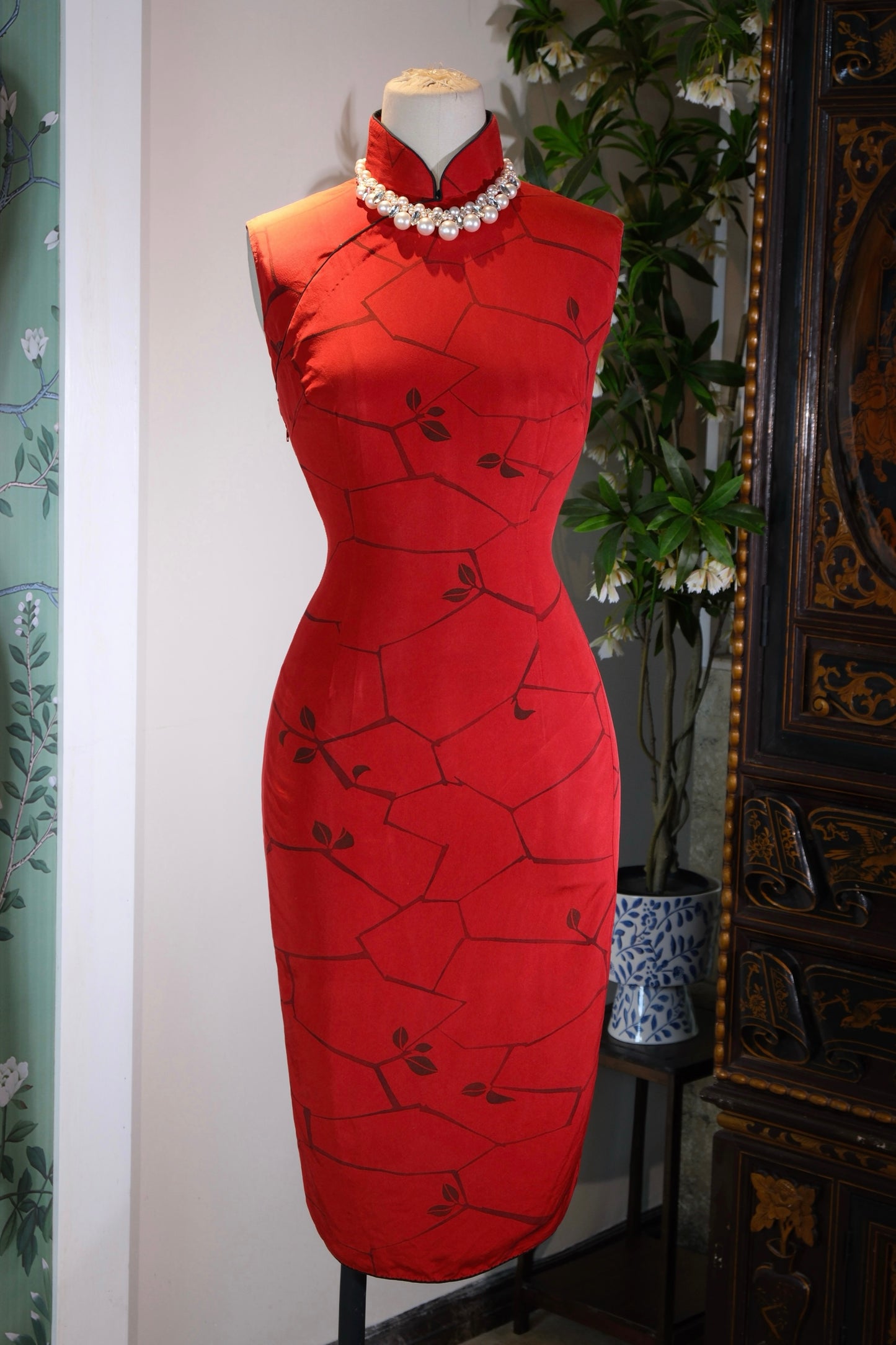 红妆旧梦，一针一线的港式风情 | Crimson Allure, Relic Reveries: Post-War Hong Kong Style in Every Stitch
