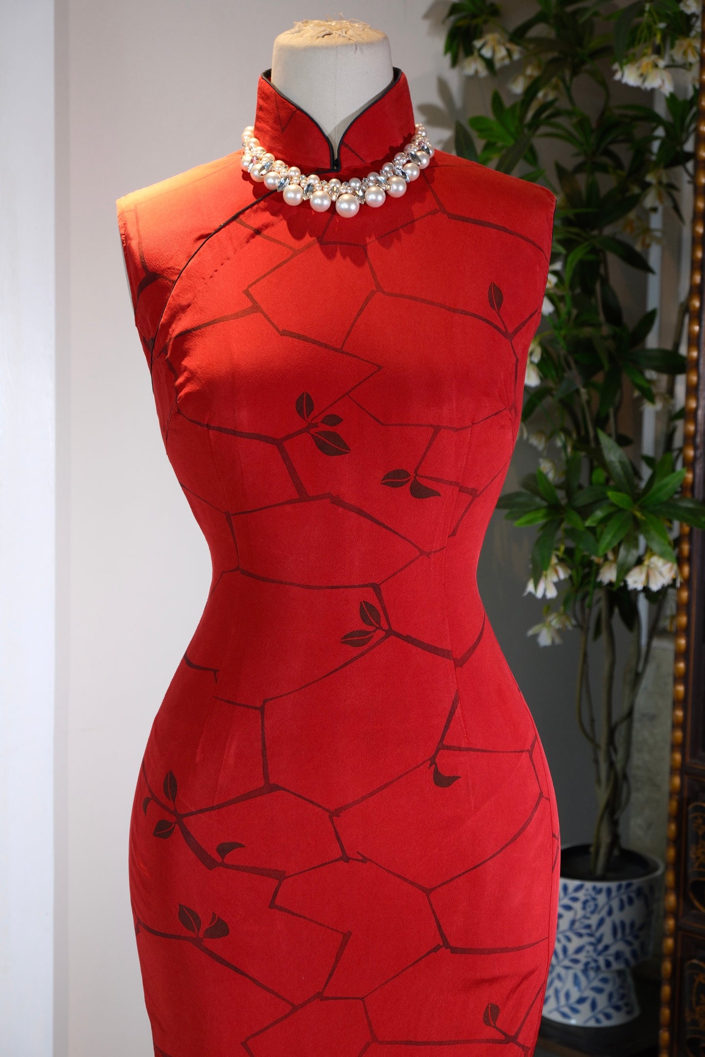 红妆旧梦，一针一线的港式风情 | Crimson Allure, Relic Reveries: Post-War Hong Kong Style in Every Stitch