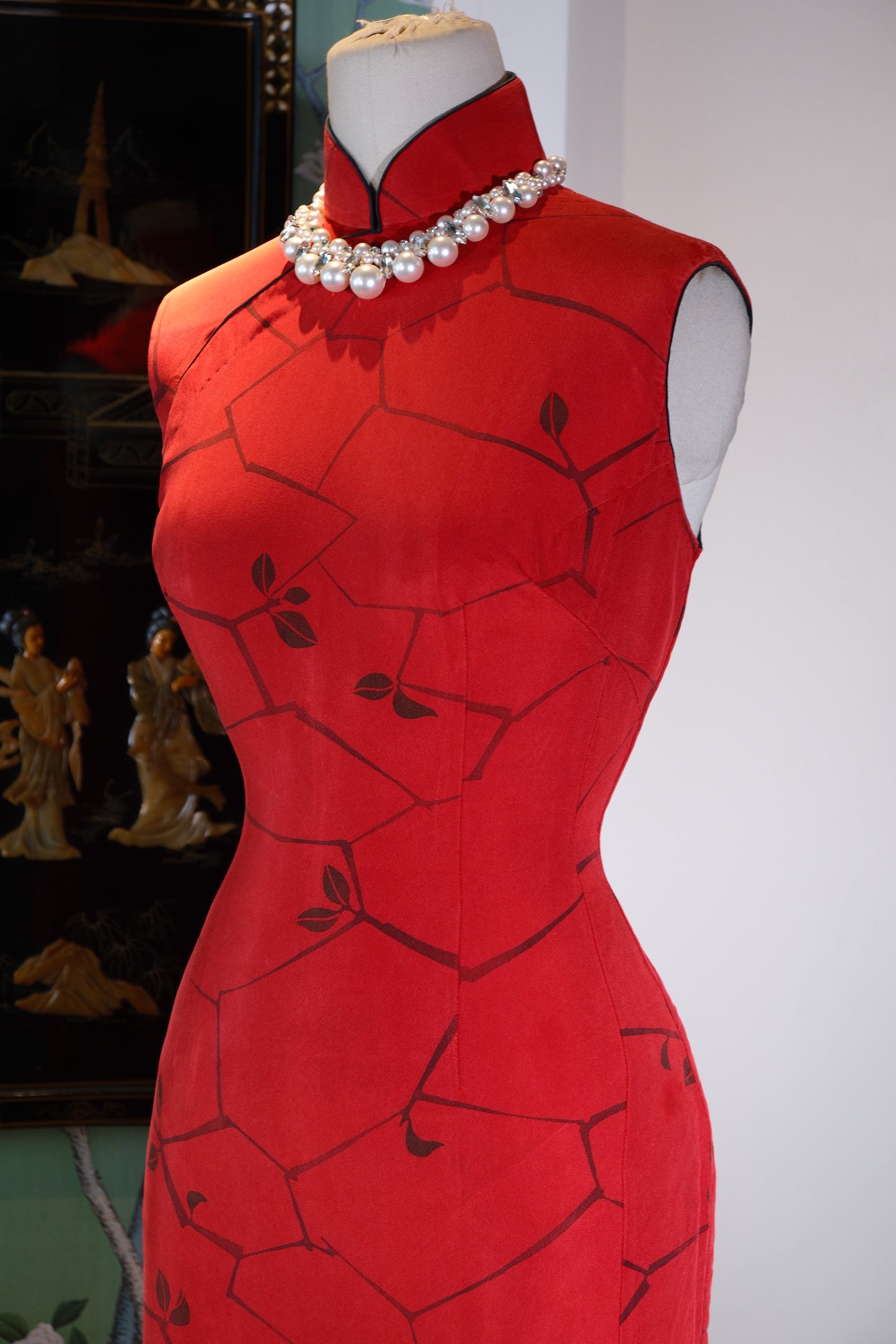 红妆旧梦，一针一线的港式风情 | Crimson Allure, Relic Reveries: Post-War Hong Kong Style in Every Stitch