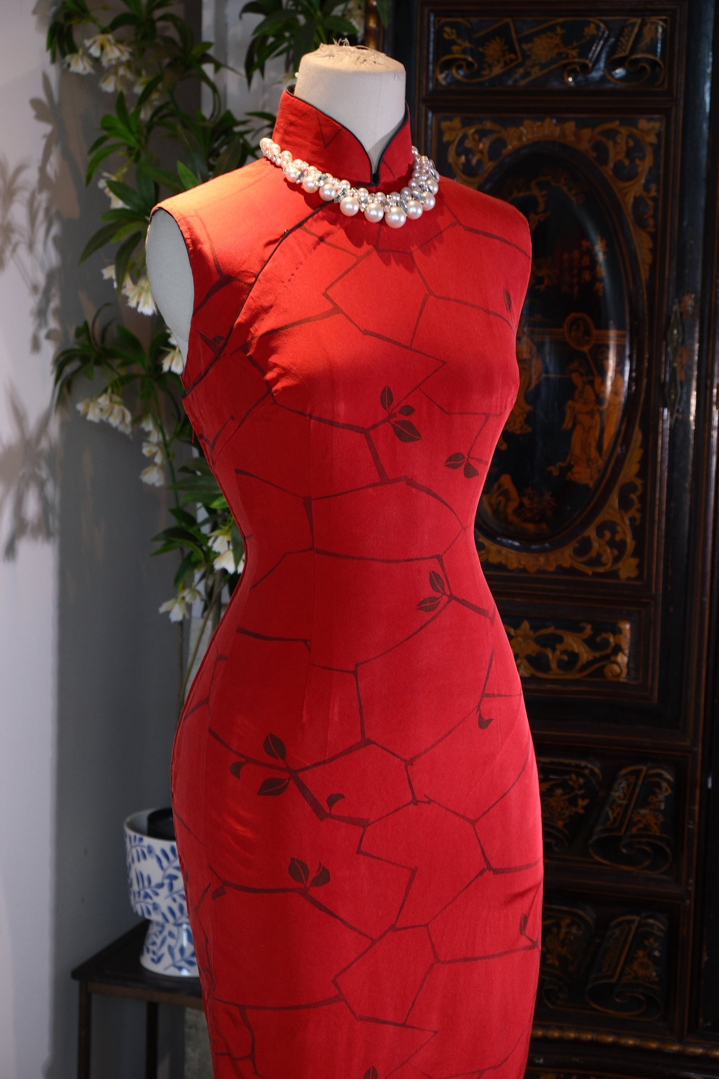 红妆旧梦，一针一线的港式风情 | Crimson Allure, Relic Reveries: Post-War Hong Kong Style in Every Stitch