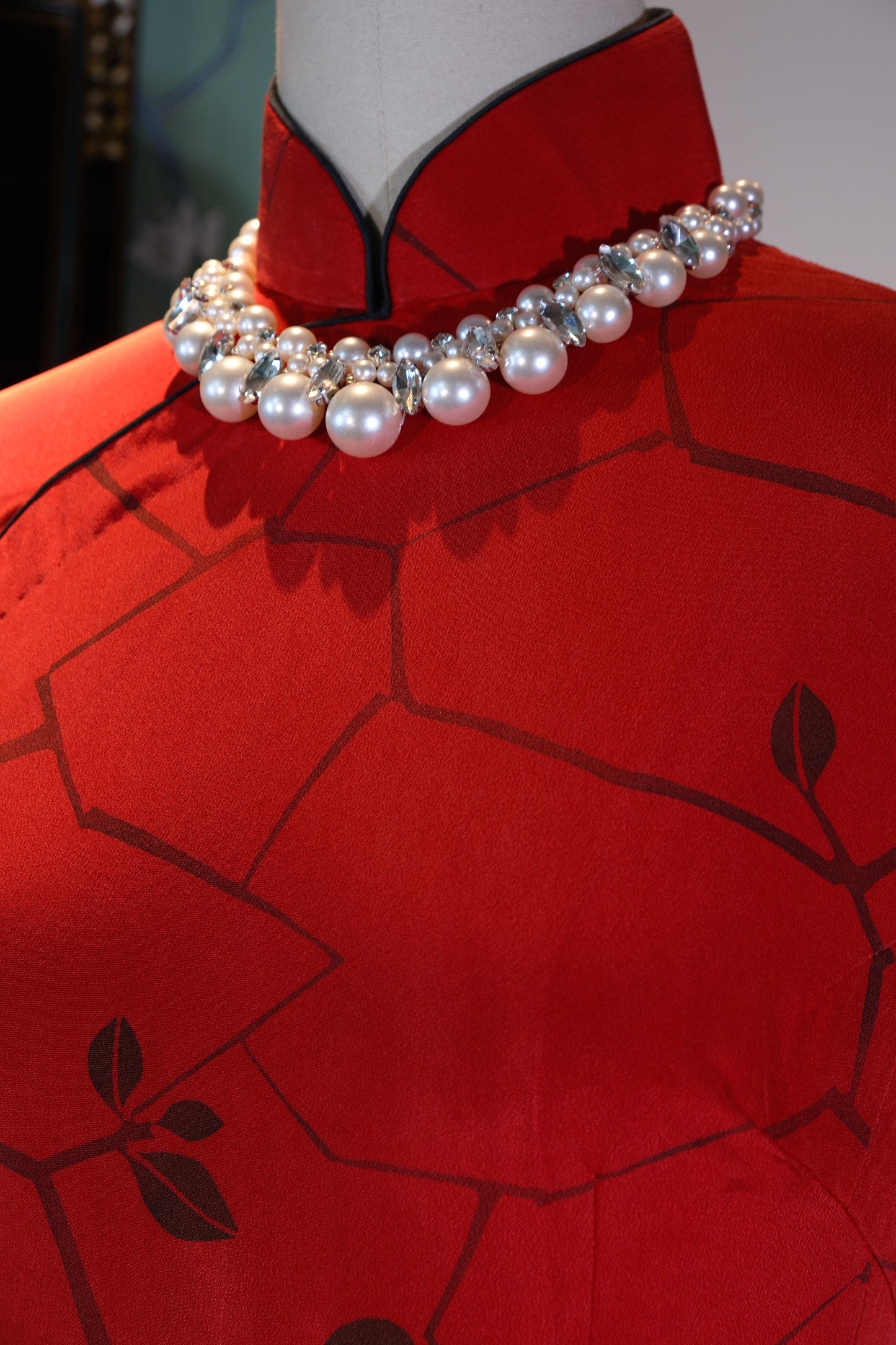 红妆旧梦，一针一线的港式风情 | Crimson Allure, Relic Reveries: Post-War Hong Kong Style in Every Stitch