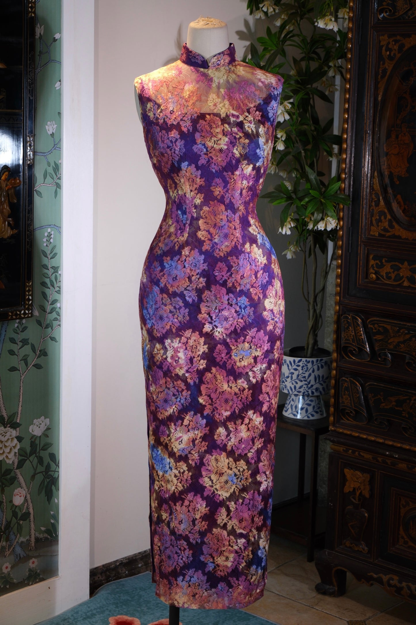 溯源绸缎·港工蕾丝旗袍 | 时光织就的东方绮梦 | Suyuan Silk • The Hong Kong Style Lace Qipao | An Eastern Reverie Woven in Time