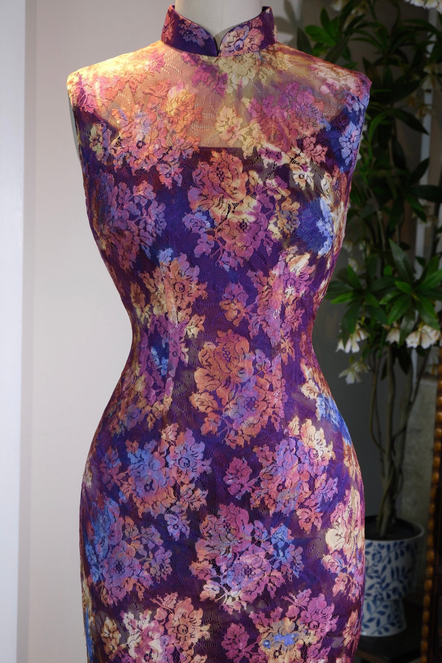 溯源绸缎·港工蕾丝旗袍 | 时光织就的东方绮梦 | Suyuan Silk • The Hong Kong Style Lace Qipao | An Eastern Reverie Woven in Time
