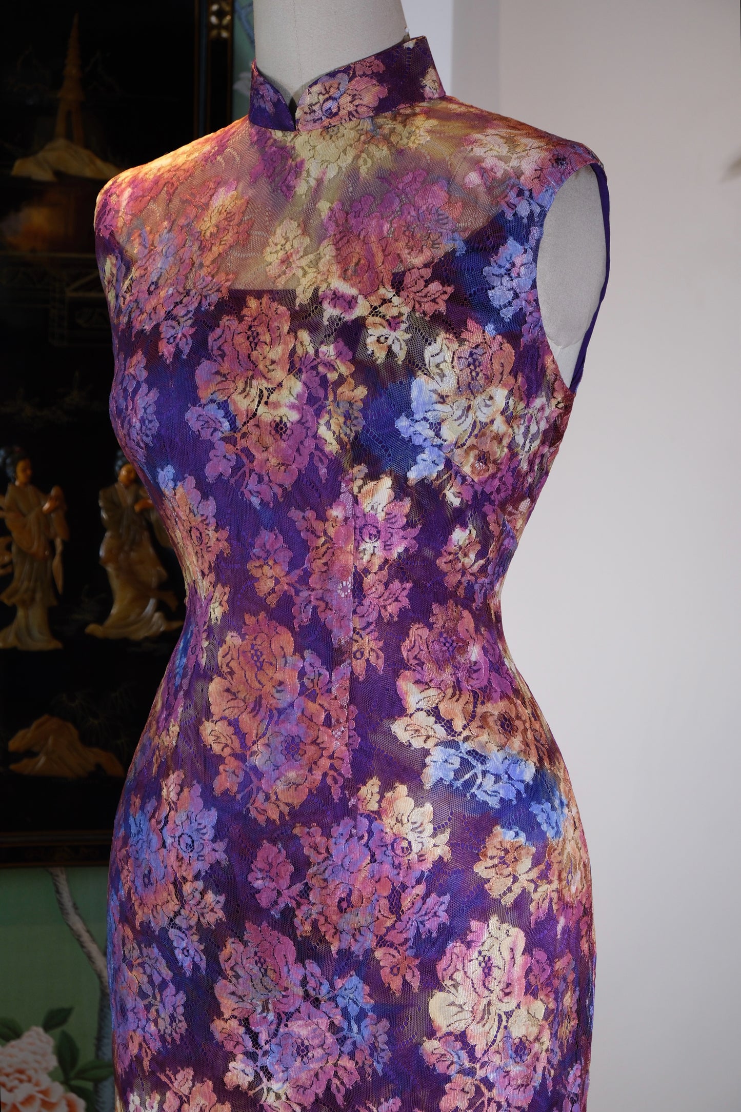 溯源绸缎·港工蕾丝旗袍 | 时光织就的东方绮梦 | Suyuan Silk • The Hong Kong Style Lace Qipao | An Eastern Reverie Woven in Time