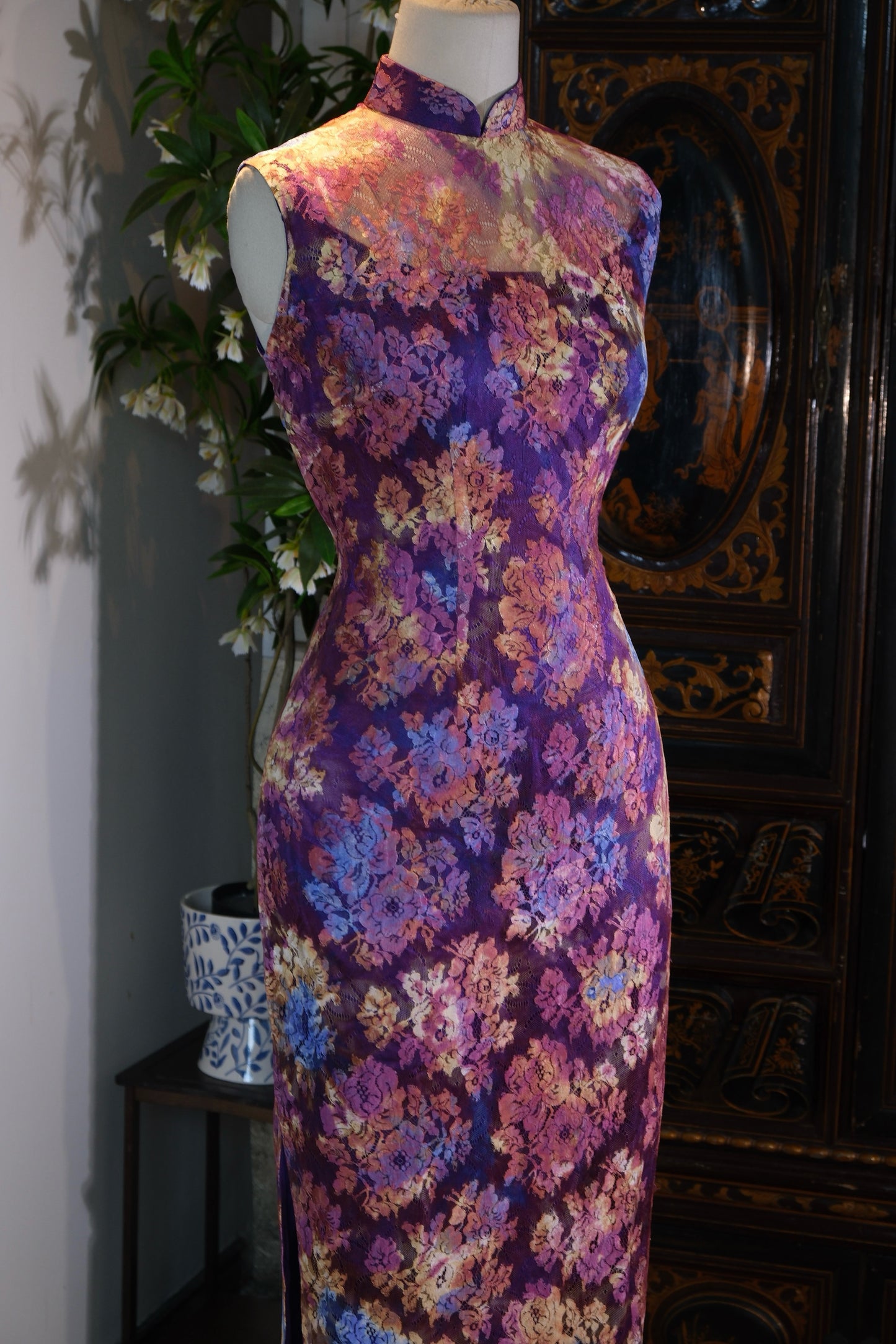 溯源绸缎·港工蕾丝旗袍 | 时光织就的东方绮梦 | Suyuan Silk • The Hong Kong Style Lace Qipao | An Eastern Reverie Woven in Time
