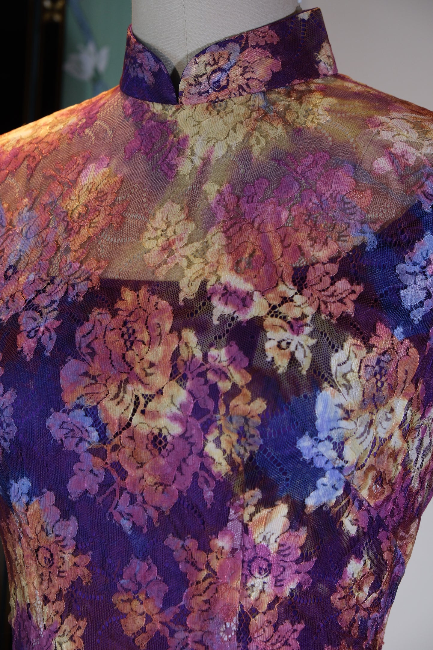 溯源绸缎·港工蕾丝旗袍 | 时光织就的东方绮梦 | Suyuan Silk • The Hong Kong Style Lace Qipao | An Eastern Reverie Woven in Time