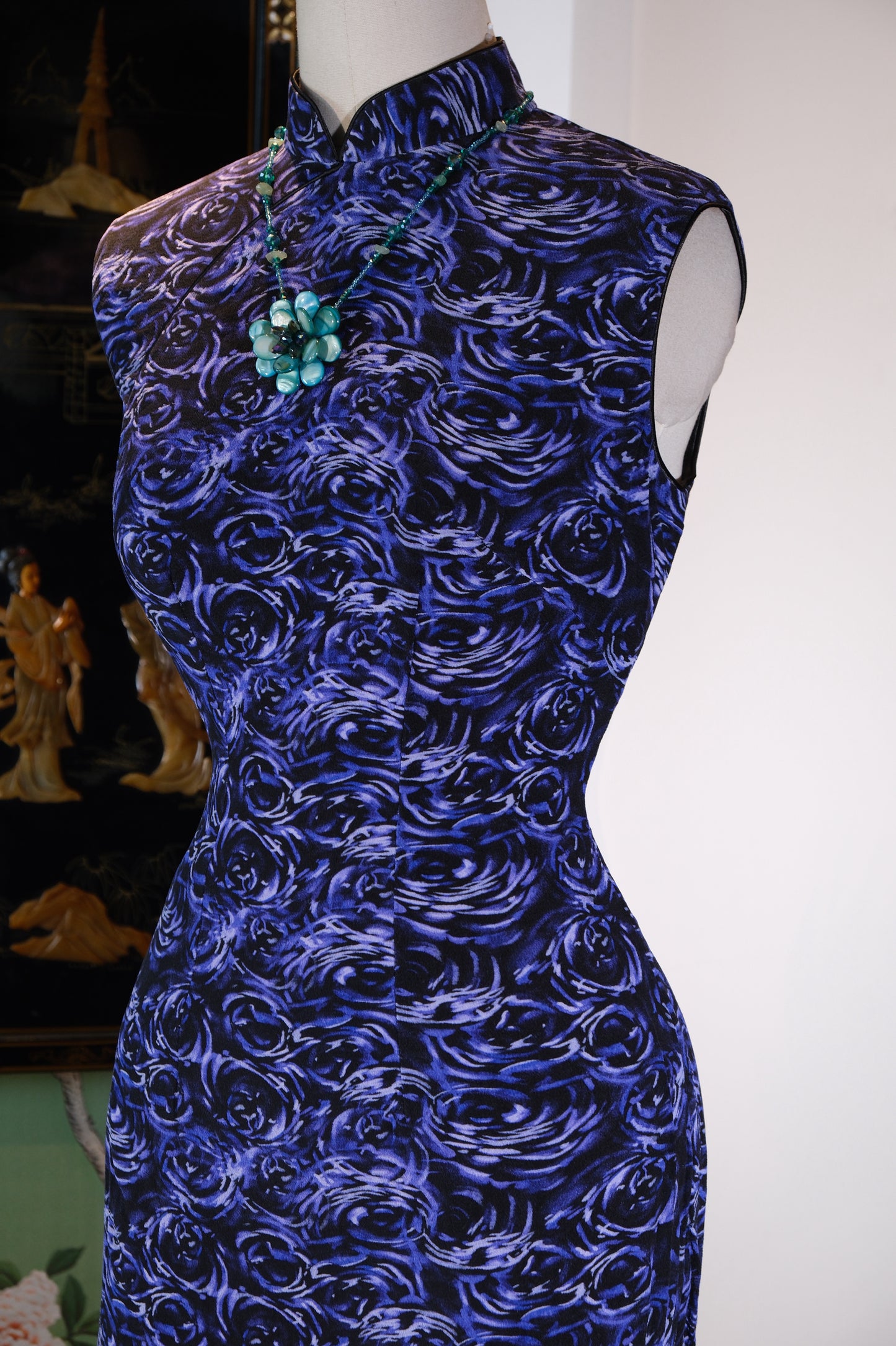 墨色玫瑰·时光织锦——溯源绸缎港工旗袍艺术臻品 | Ink-Black Roses • A Tapestry of Time — A Masterpiece of Suyuan Silk’s Hong Kong-Style Qipao Art