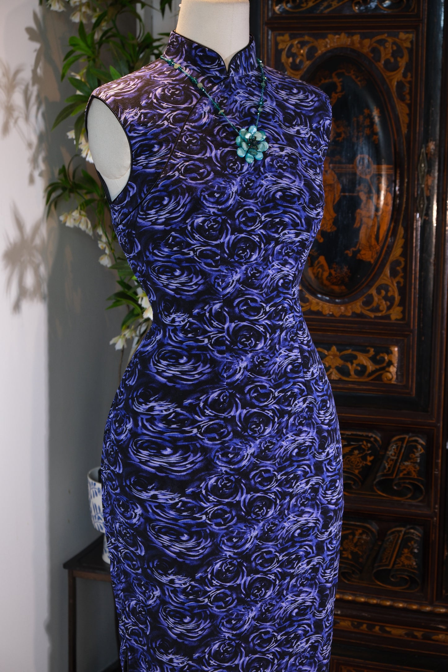 墨色玫瑰·时光织锦——溯源绸缎港工旗袍艺术臻品 | Ink-Black Roses • A Tapestry of Time — A Masterpiece of Suyuan Silk’s Hong Kong-Style Qipao Art