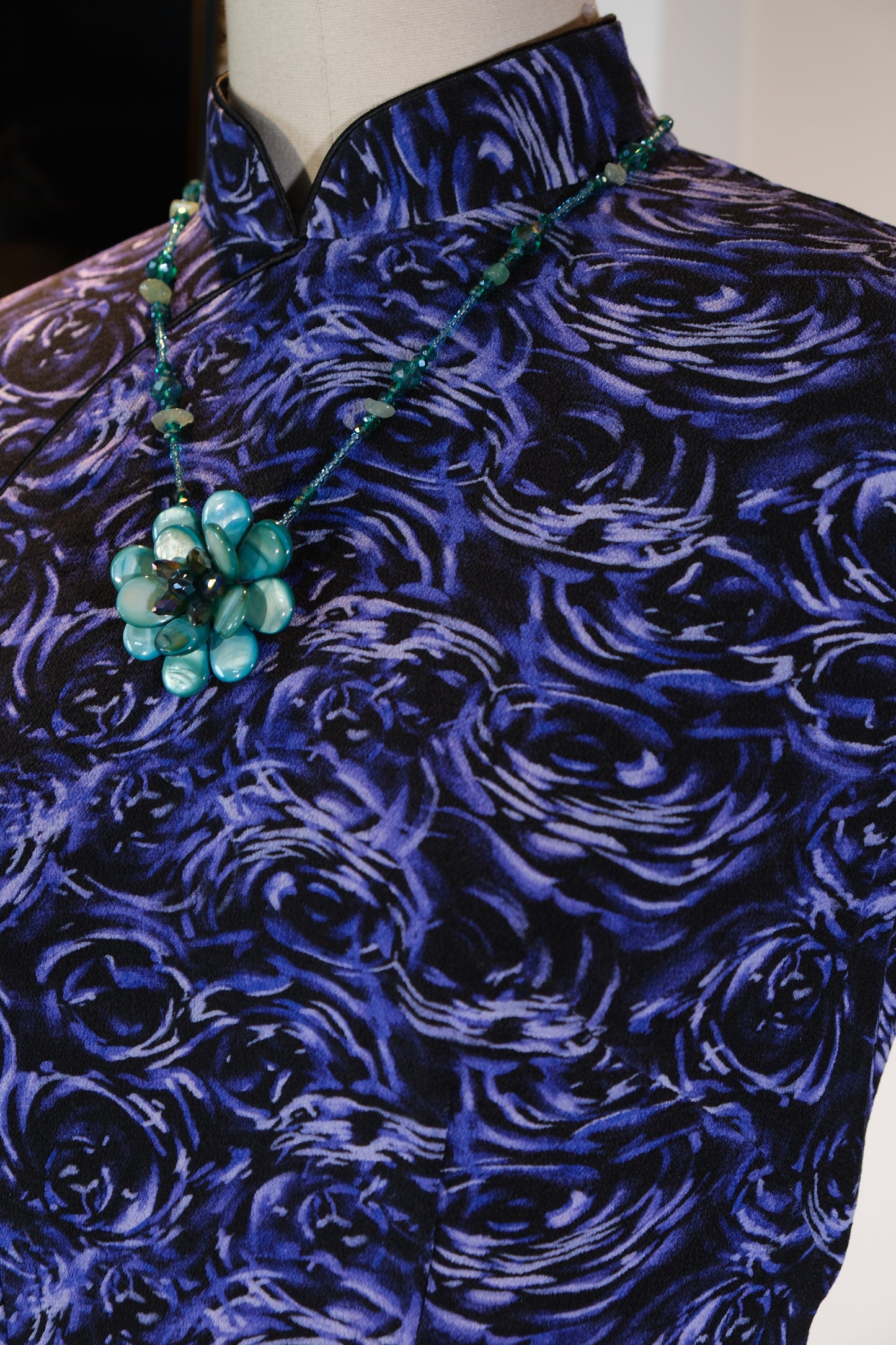 墨色玫瑰·时光织锦——溯源绸缎港工旗袍艺术臻品 | Ink-Black Roses • A Tapestry of Time — A Masterpiece of Suyuan Silk’s Hong Kong-Style Qipao Art