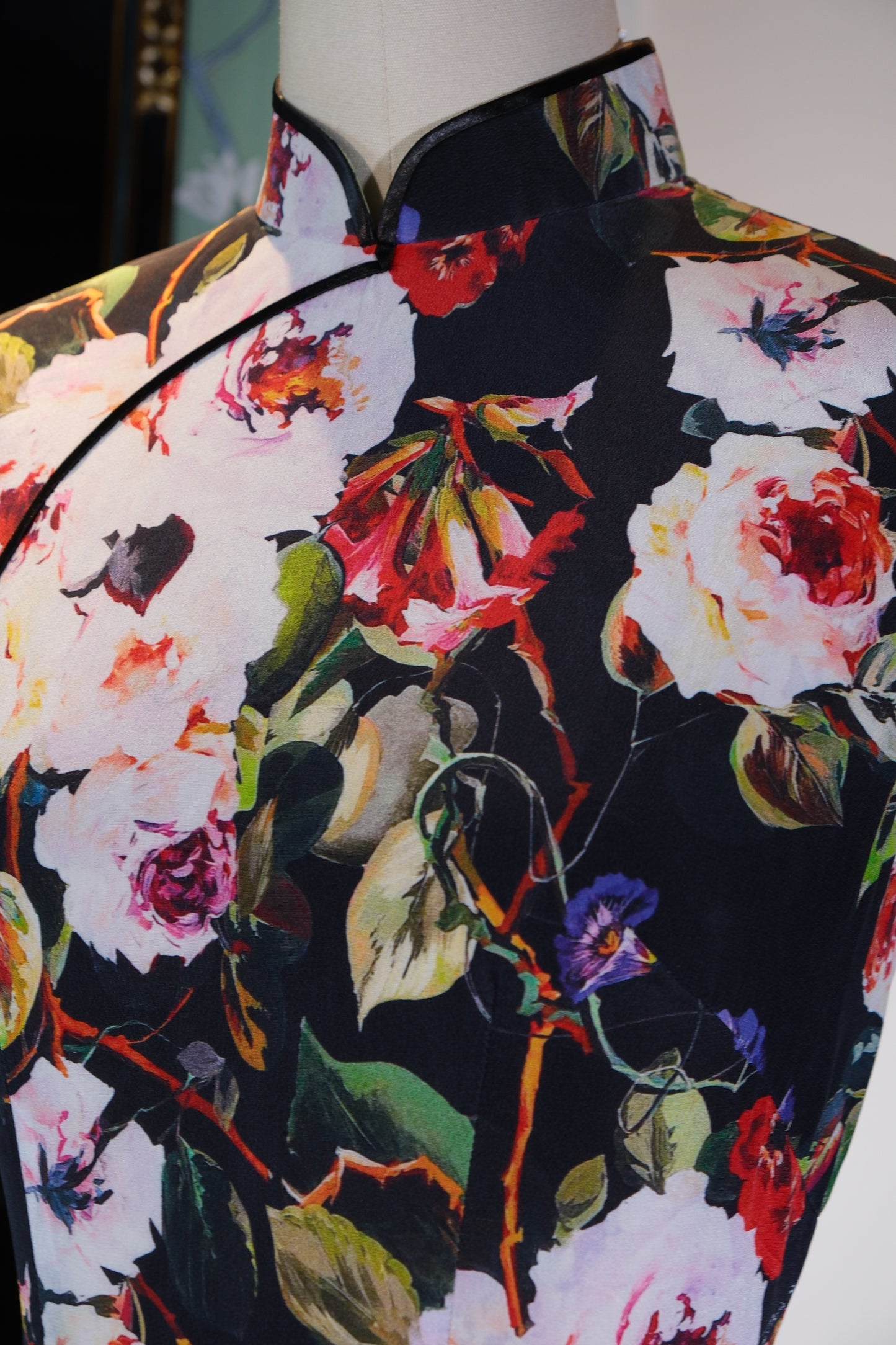 墨色画布上的繁花：溯源绸缎60年代风格港工旗袍 | Blooms on an Ink-Dark Canvas: The 1960s-Style Hong Kong Bespoke Qipao by Suyuan Silk