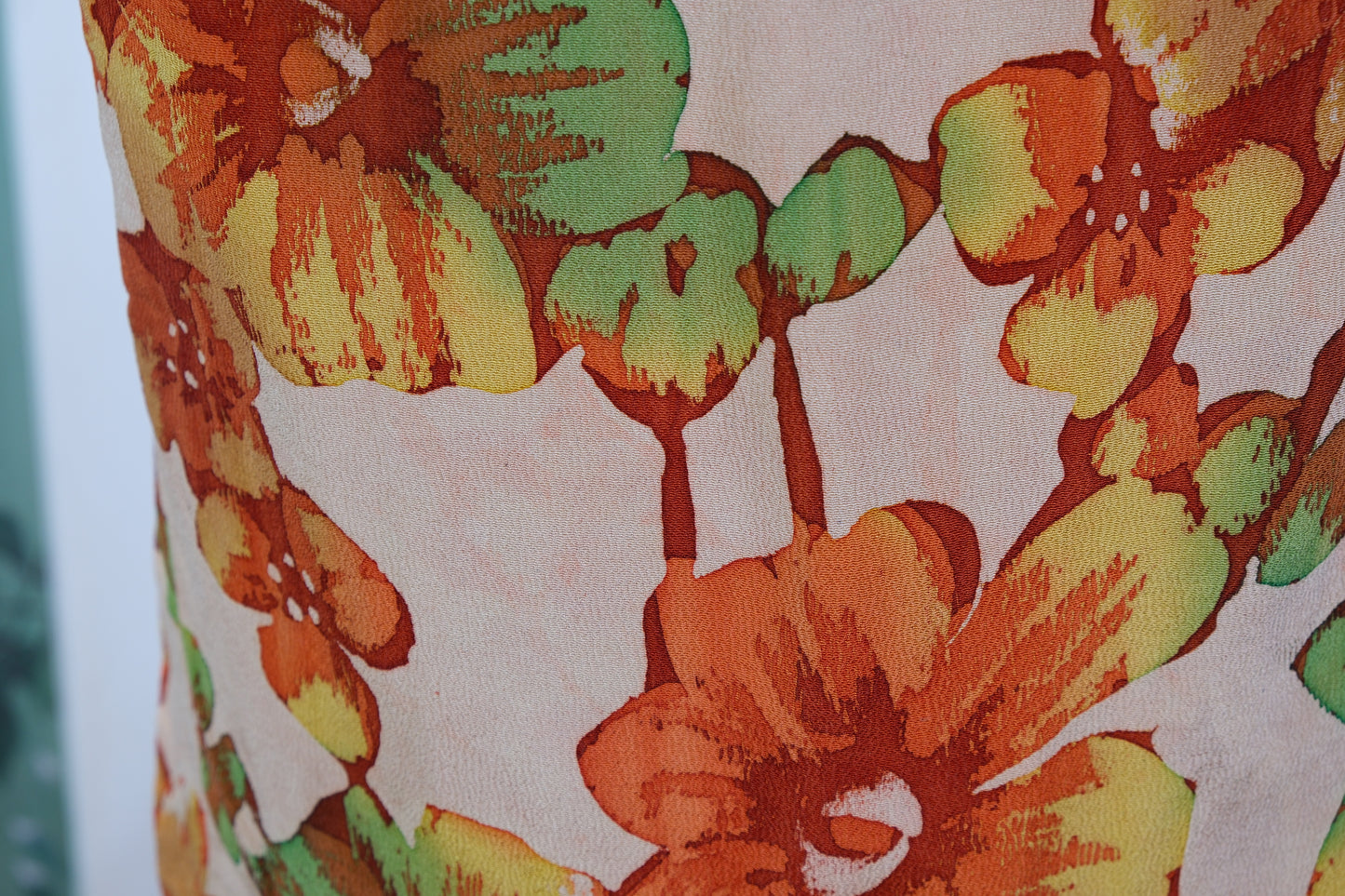 溯源·时光织锦 —— 60年代港风油画晕染正绢旗袍 | Suyuan • Brocade of Time — The 1960s Hong Kong-Style Oil-Painting Impression Shojun Qipao