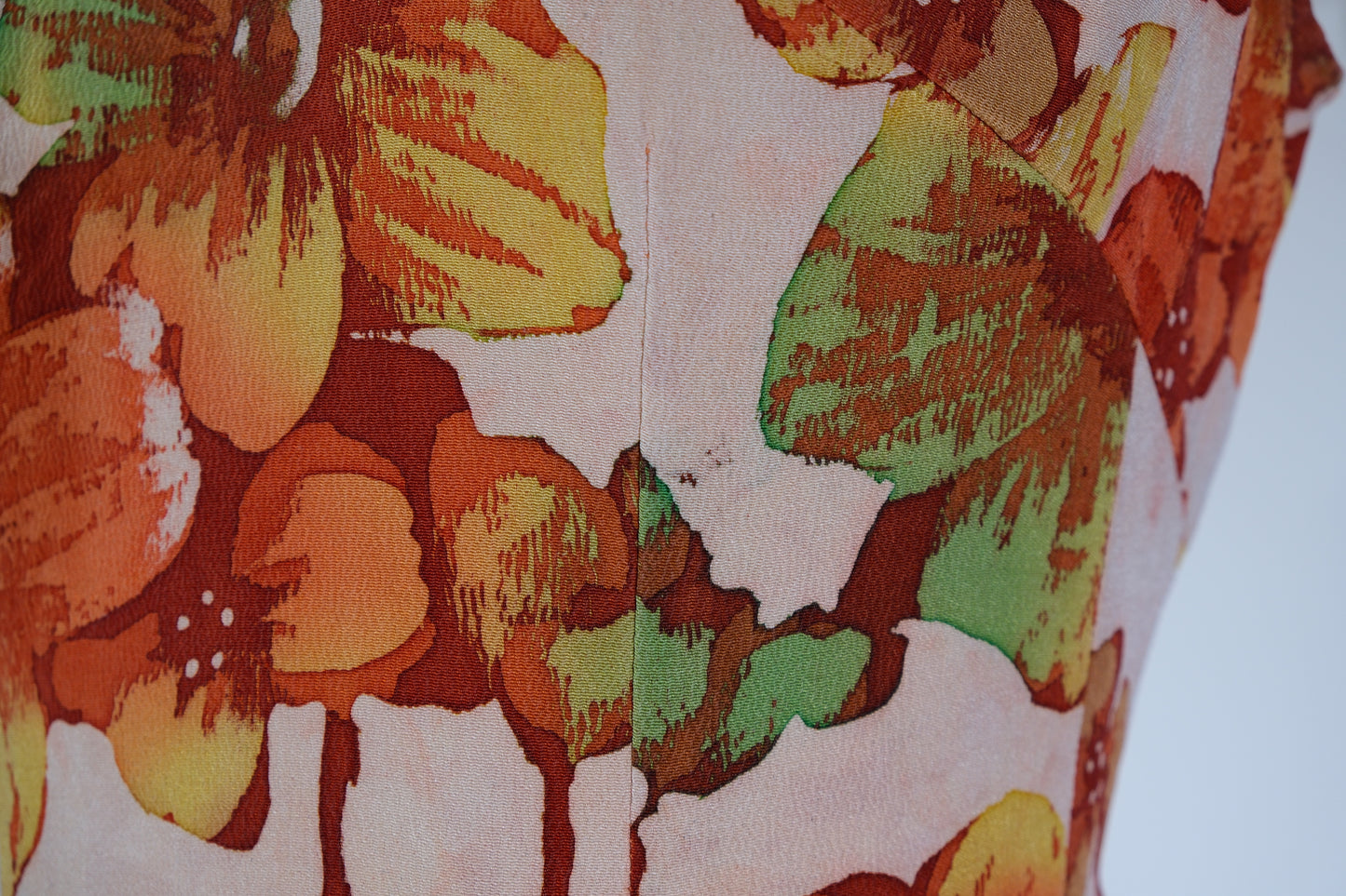 溯源·时光织锦 —— 60年代港风油画晕染正绢旗袍 | Suyuan • Brocade of Time — The 1960s Hong Kong-Style Oil-Painting Impression Shojun Qipao