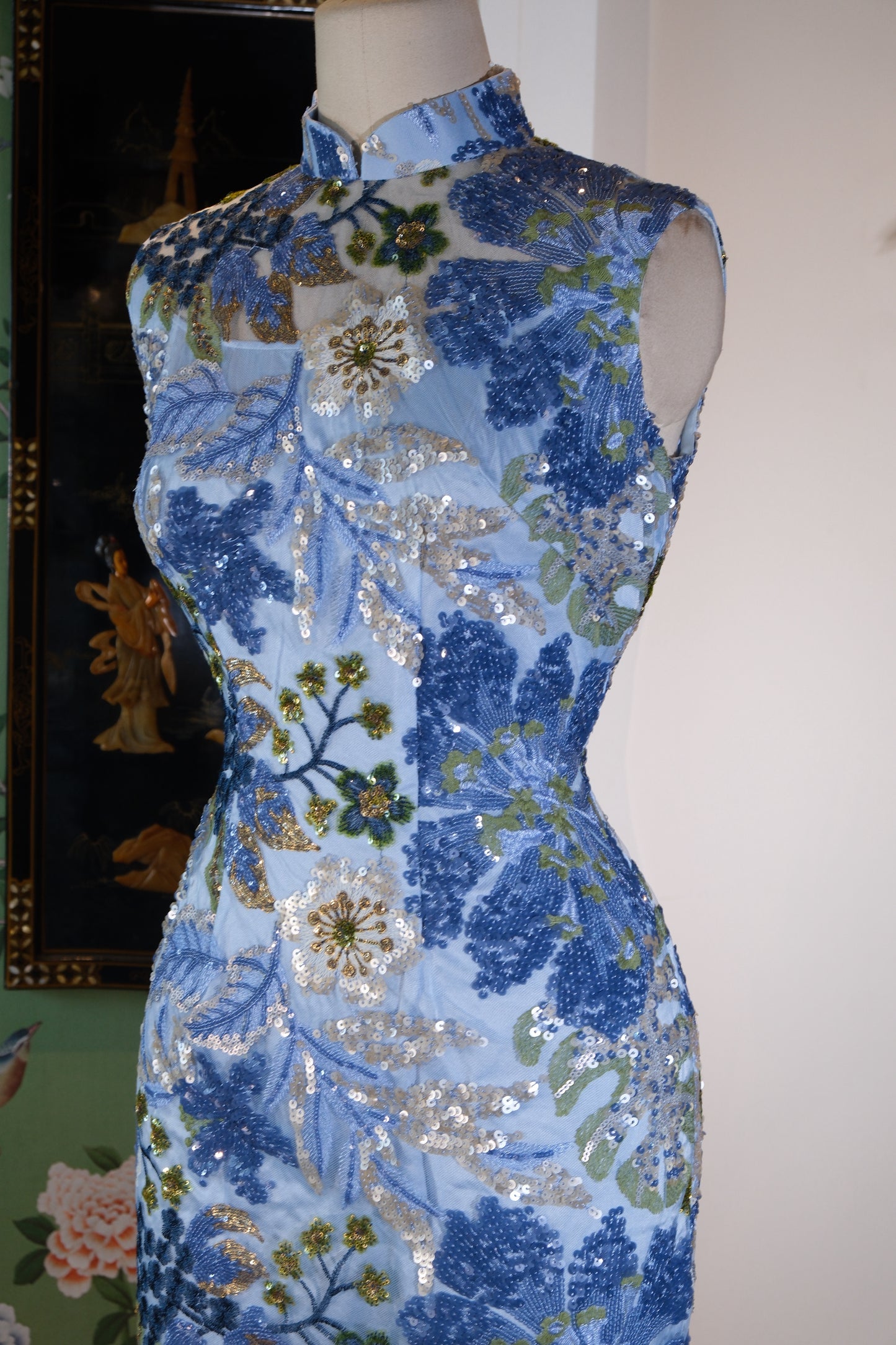 蓝调星河·港工遗韵——溯源绸缎满钉珠旗袍样衣 | Blue-Toned Galaxy • Relic Rhymes of Hong Kong Tailoring — The Full-Beaded Qipao Prototype by Suyuan Silk