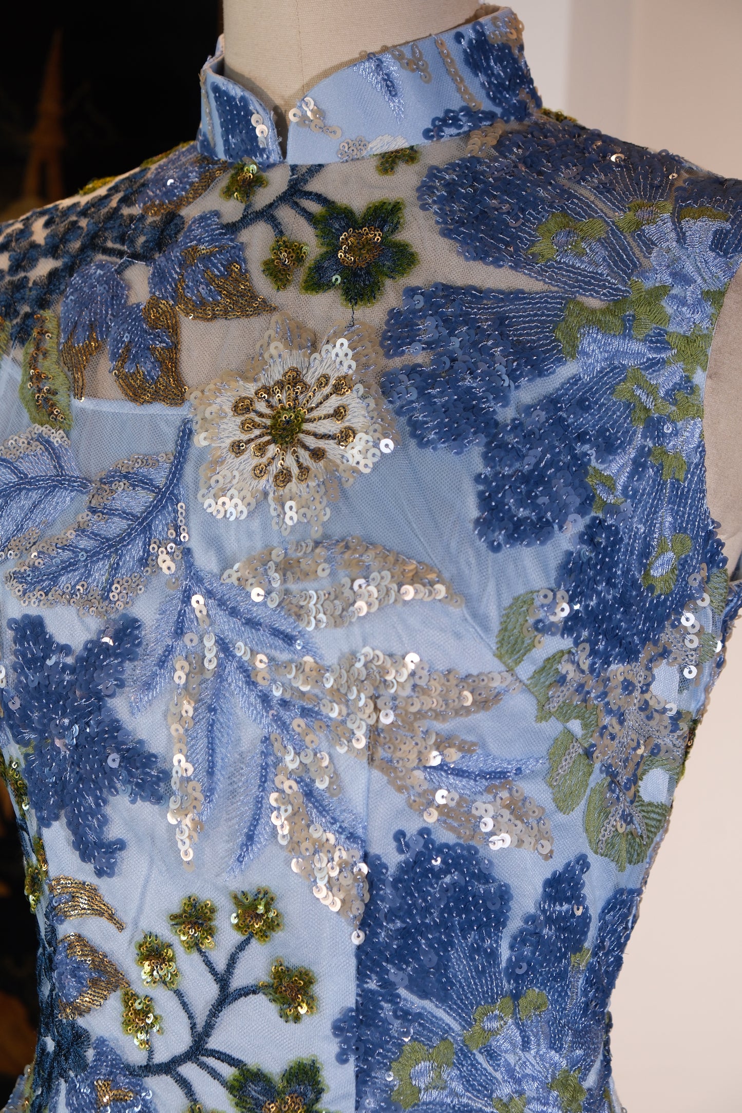 蓝调星河·港工遗韵——溯源绸缎满钉珠旗袍样衣 | Blue-Toned Galaxy • Relic Rhymes of Hong Kong Tailoring — The Full-Beaded Qipao Prototype by Suyuan Silk