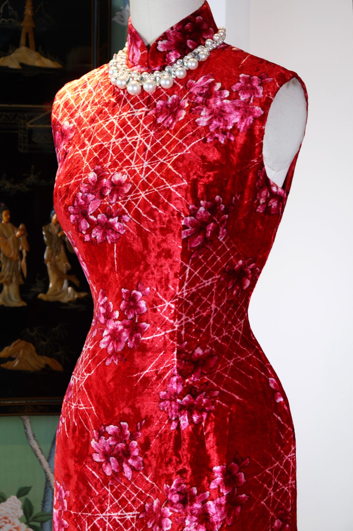 《丝绒上的光影几何：六十年代香江旗袍的晕染美学》| Light, Shadow, and Geometry Upon Velvet: The Bleed-Dye Aesthetic of a 1960s Hong Kong Qipao