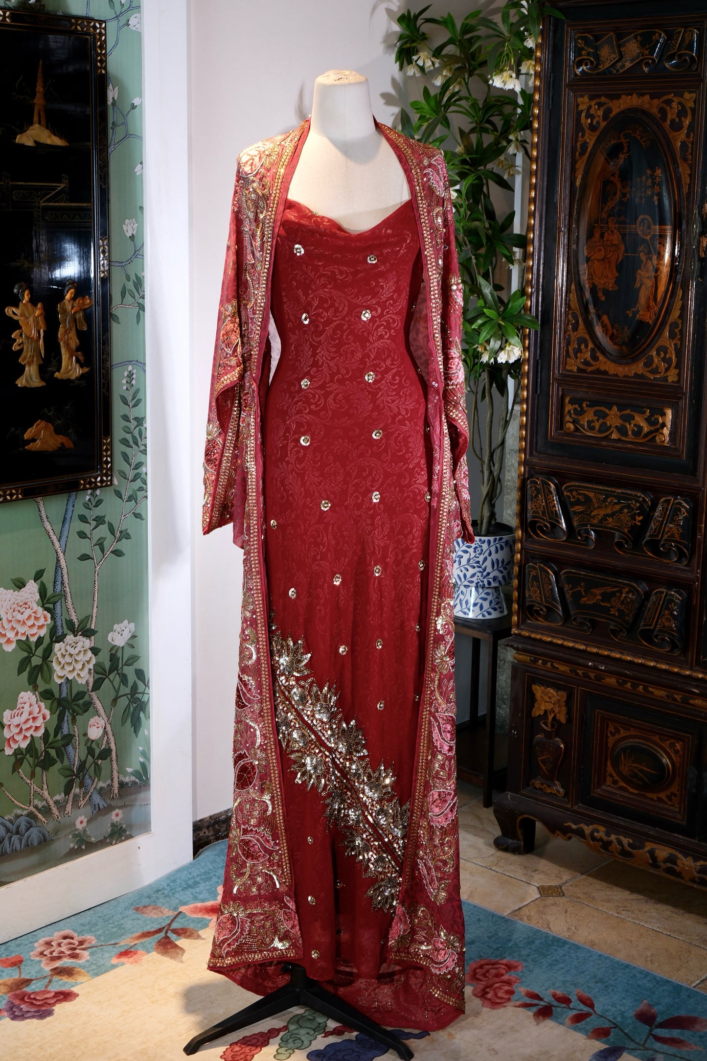 【绯红与流金：被时光淬炼的复古神话】| Crimson and Flowing Gold: A Mythos Refined by Time — An Archival Analysis of a 1930s-Inspired Custom Silk Bias-Cut Ensemble