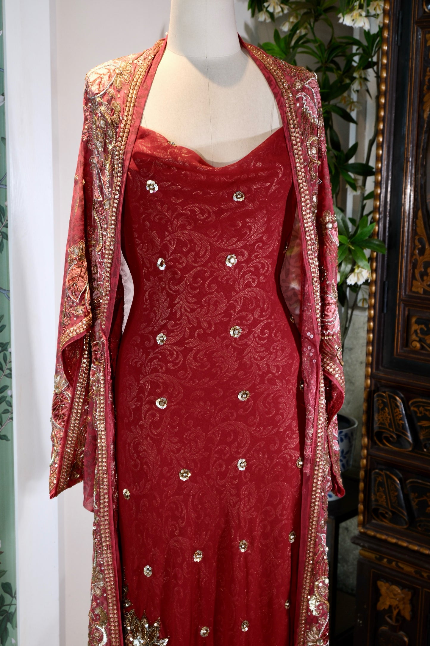 【绯红与流金：被时光淬炼的复古神话】| Crimson and Flowing Gold: A Mythos Refined by Time — An Archival Analysis of a 1930s-Inspired Custom Silk Bias-Cut Ensemble