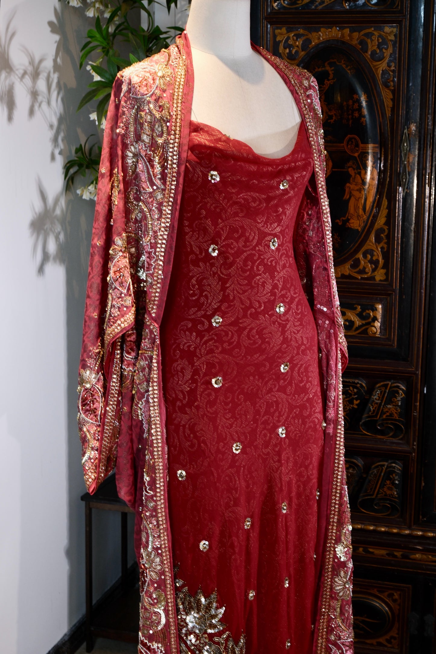 【绯红与流金：被时光淬炼的复古神话】| Crimson and Flowing Gold: A Mythos Refined by Time — An Archival Analysis of a 1930s-Inspired Custom Silk Bias-Cut Ensemble