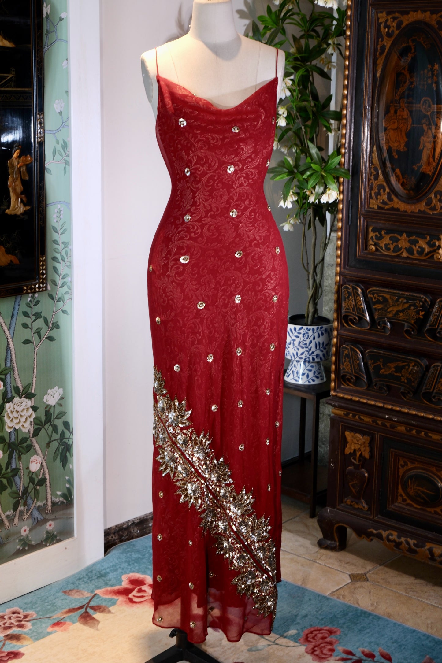 【绯红与流金：被时光淬炼的复古神话】| Crimson and Flowing Gold: A Mythos Refined by Time — An Archival Analysis of a 1930s-Inspired Custom Silk Bias-Cut Ensemble