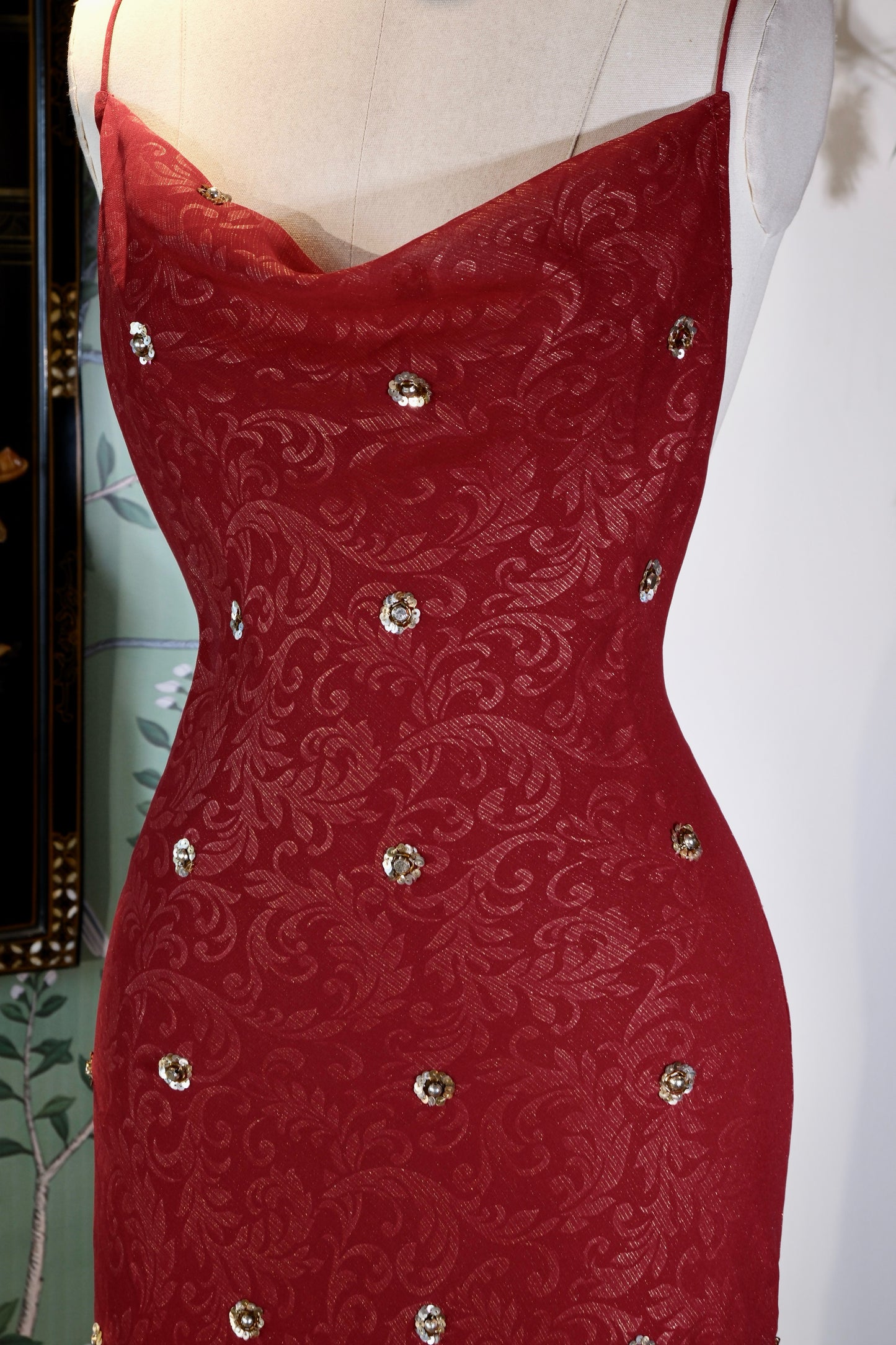 【绯红与流金：被时光淬炼的复古神话】| Crimson and Flowing Gold: A Mythos Refined by Time — An Archival Analysis of a 1930s-Inspired Custom Silk Bias-Cut Ensemble