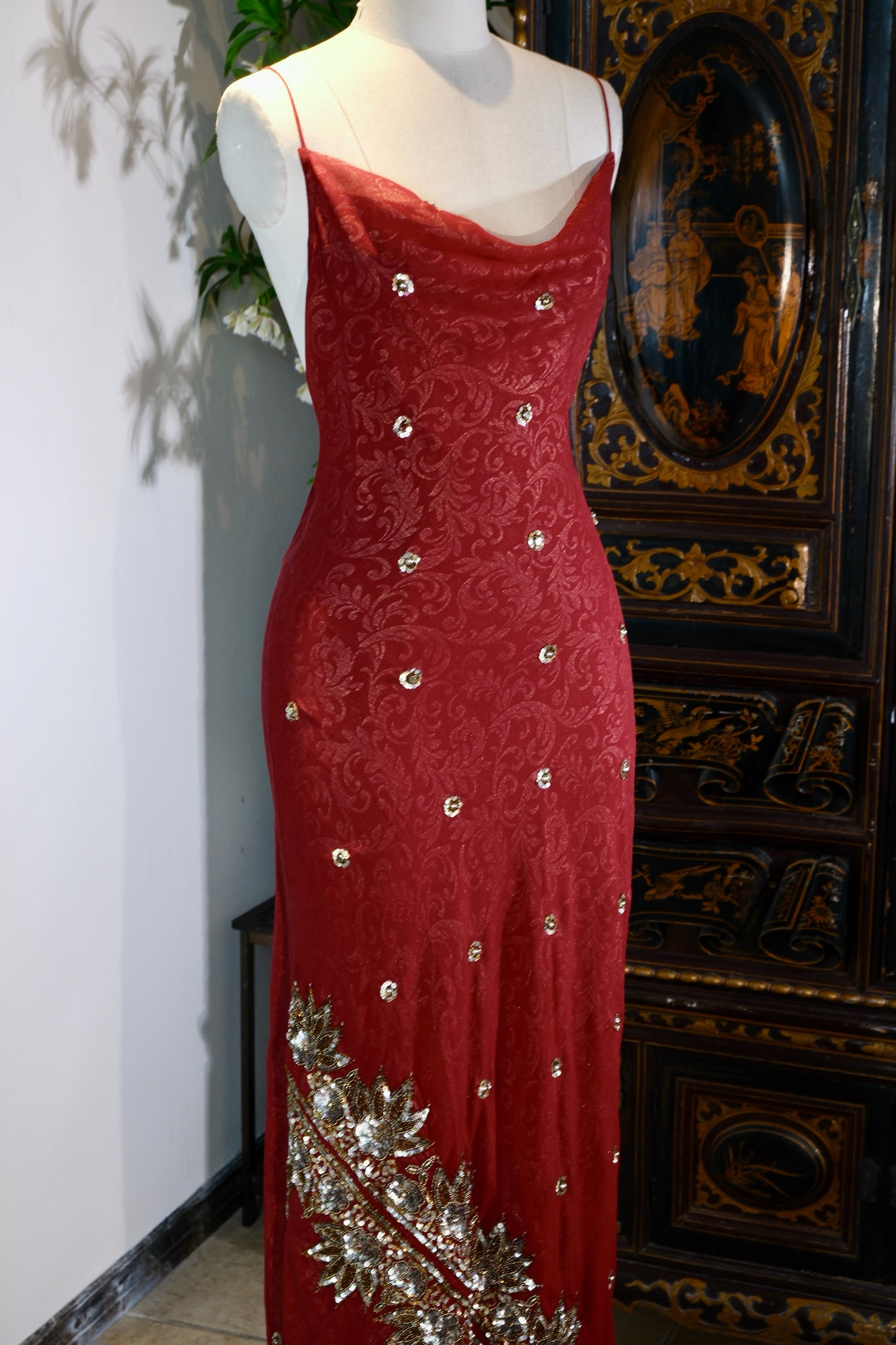 【绯红与流金：被时光淬炼的复古神话】| Crimson and Flowing Gold: A Mythos Refined by Time — An Archival Analysis of a 1930s-Inspired Custom Silk Bias-Cut Ensemble