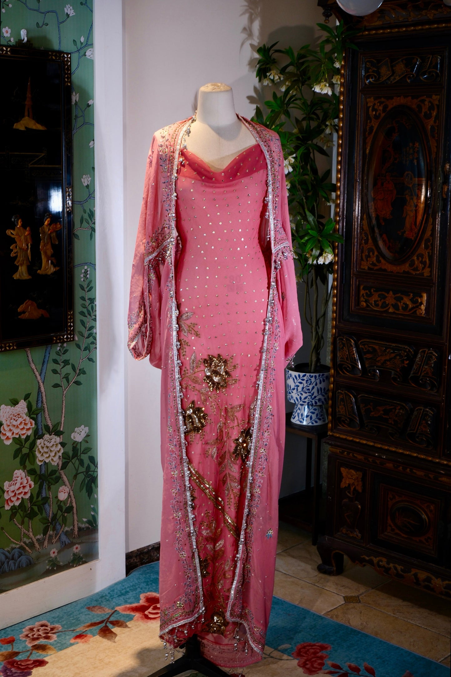 【蔷薇与流金：被时光淬炼的复古神话】| Rose and Flowing Gold: A Mythos Refined by Time — An Archival Analysis of a 1930s-Inspired Custom Silk Bias-Cut Ensemble
