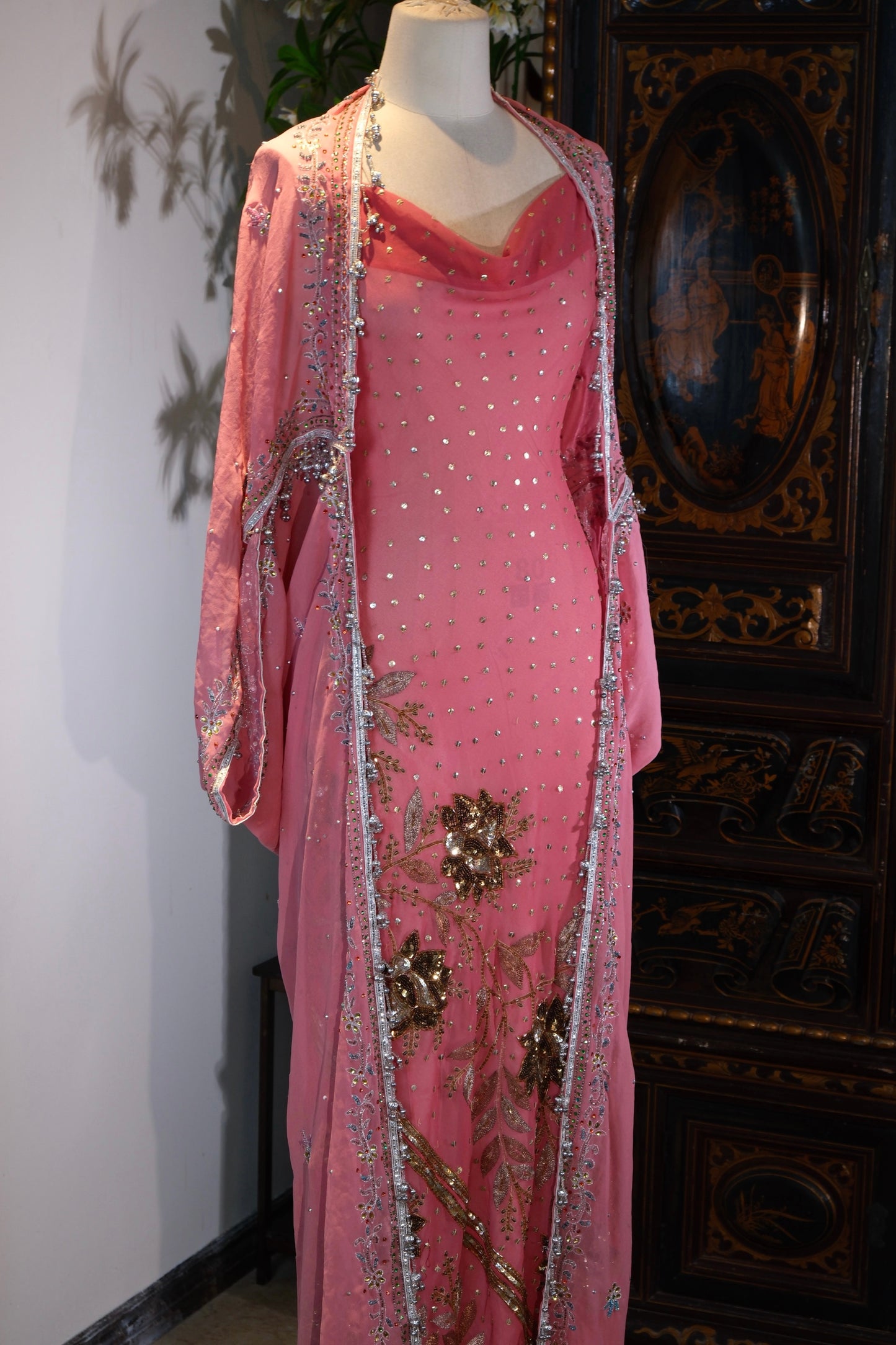 【蔷薇与流金：被时光淬炼的复古神话】| Rose and Flowing Gold: A Mythos Refined by Time — An Archival Analysis of a 1930s-Inspired Custom Silk Bias-Cut Ensemble