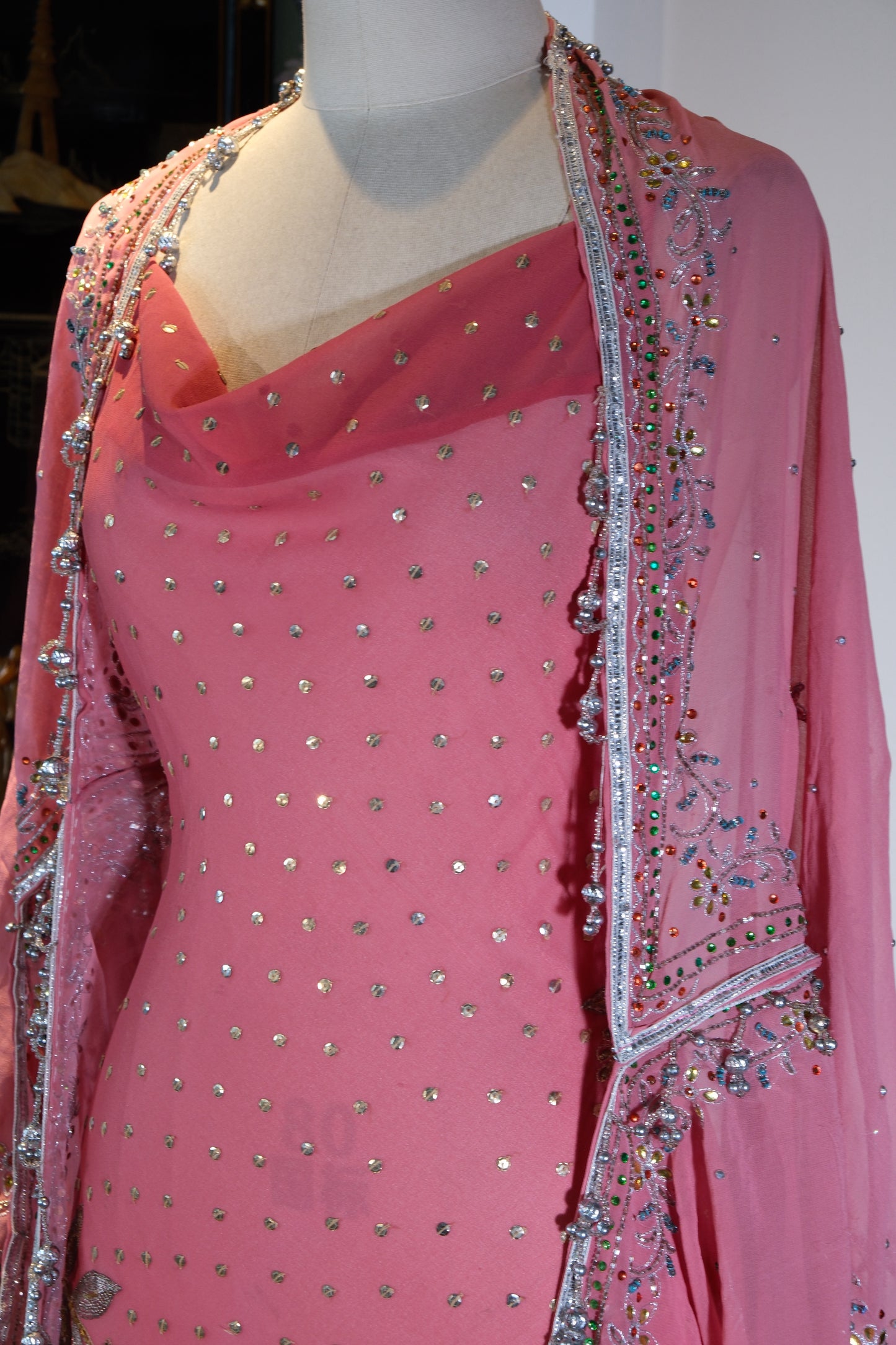 【蔷薇与流金：被时光淬炼的复古神话】| Rose and Flowing Gold: A Mythos Refined by Time — An Archival Analysis of a 1930s-Inspired Custom Silk Bias-Cut Ensemble