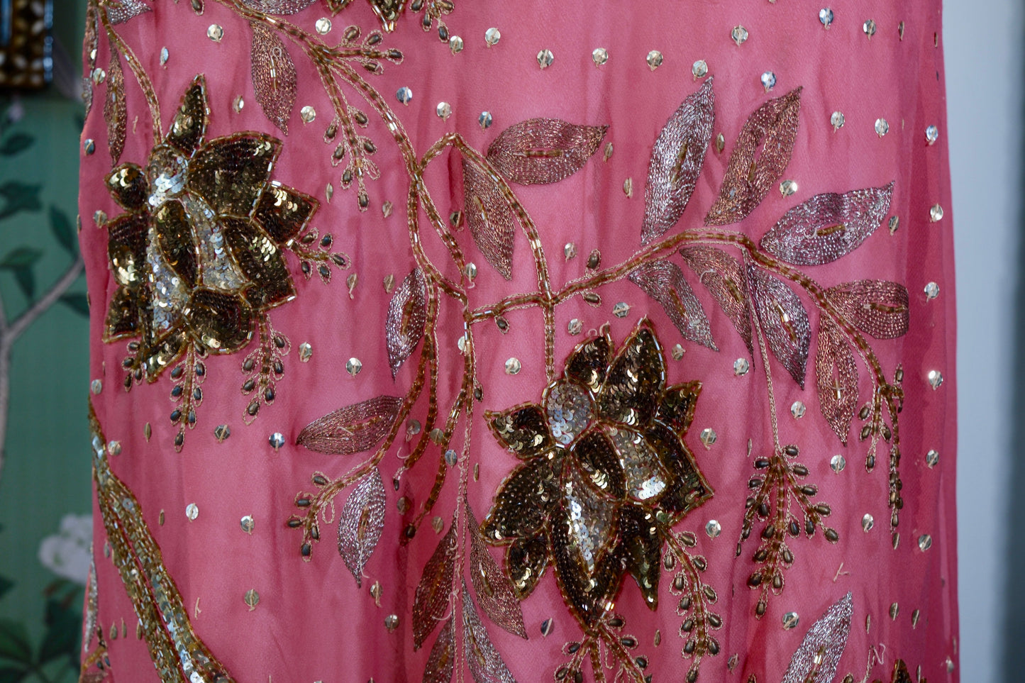 【蔷薇与流金：被时光淬炼的复古神话】| Rose and Flowing Gold: A Mythos Refined by Time — An Archival Analysis of a 1930s-Inspired Custom Silk Bias-Cut Ensemble