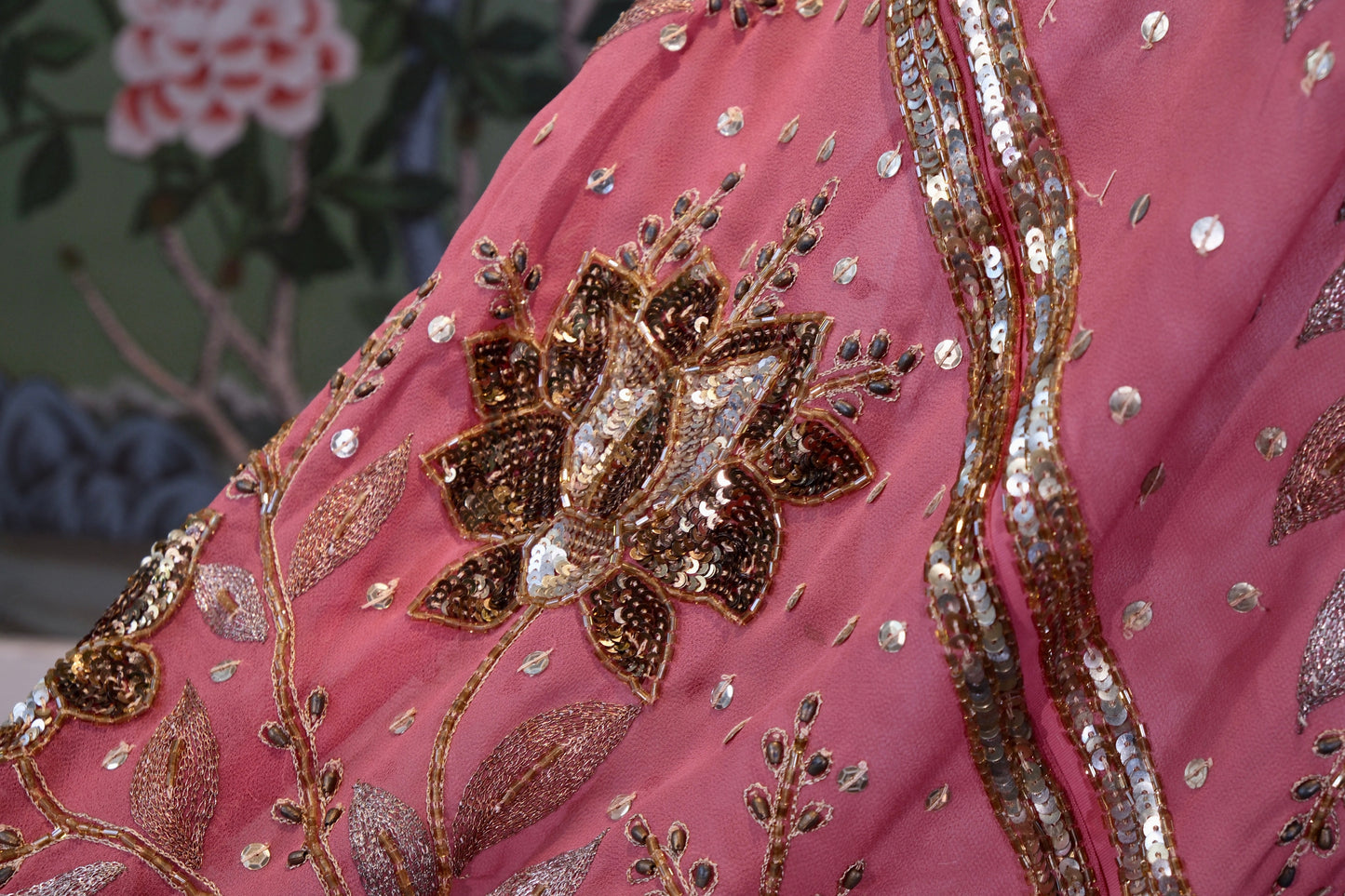 【蔷薇与流金：被时光淬炼的复古神话】| Rose and Flowing Gold: A Mythos Refined by Time — An Archival Analysis of a 1930s-Inspired Custom Silk Bias-Cut Ensemble