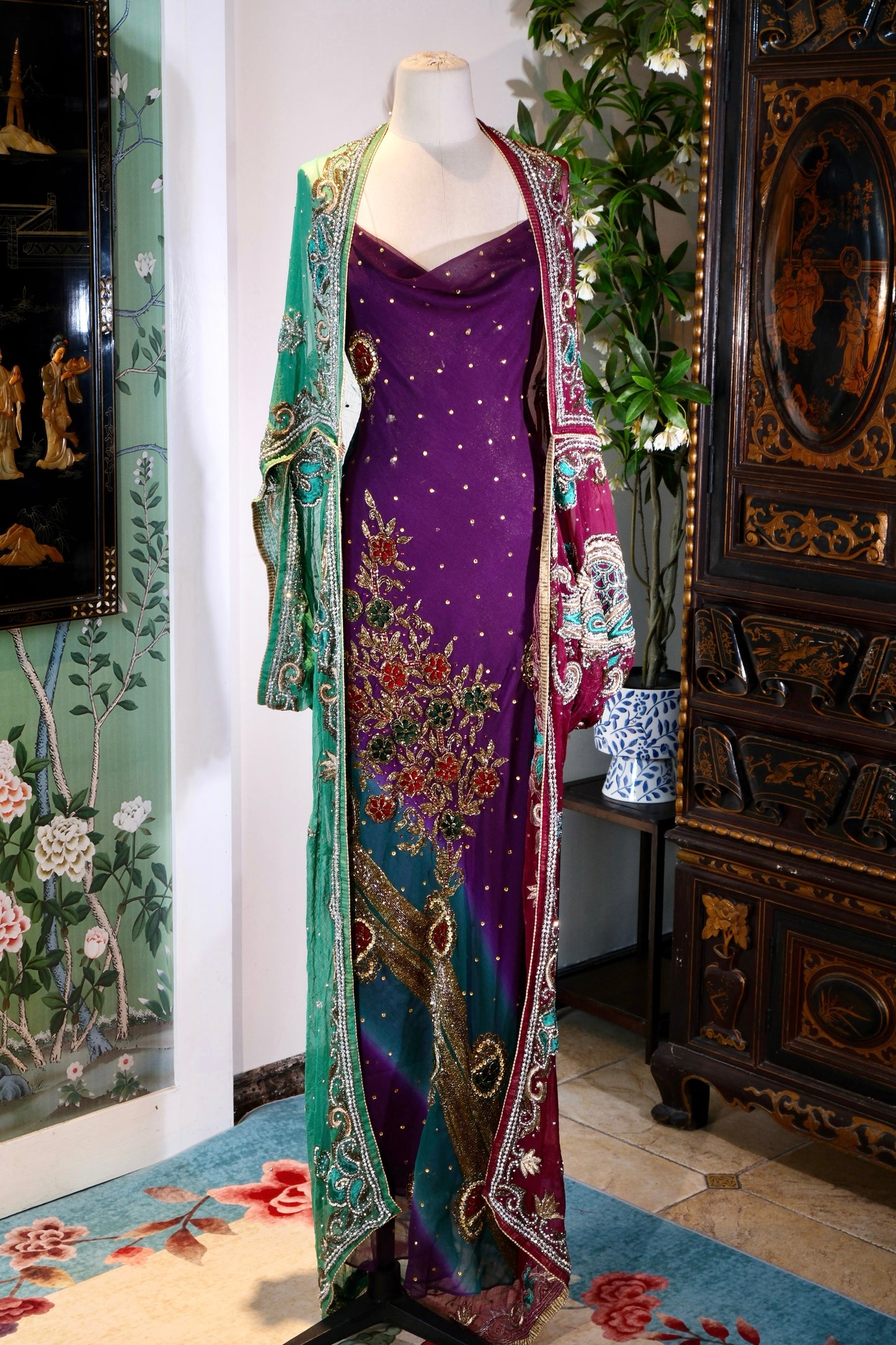 【紫藤与孔雀：被时光淬炼的复古神话】| Wisteria and Flowing Gold: A Mythos Refined by Time — An Archival Analysis of a 1930s-Inspired Custom Silk Bias-Cut Ensemble