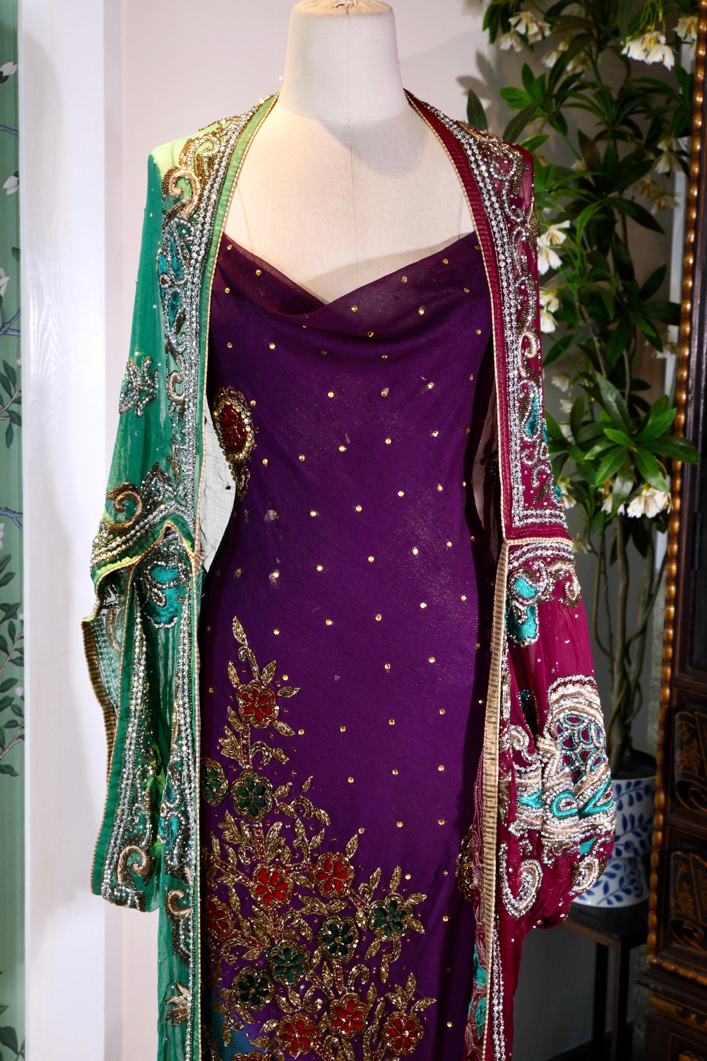 【紫藤与孔雀：被时光淬炼的复古神话】| Wisteria and Flowing Gold: A Mythos Refined by Time — An Archival Analysis of a 1930s-Inspired Custom Silk Bias-Cut Ensemble