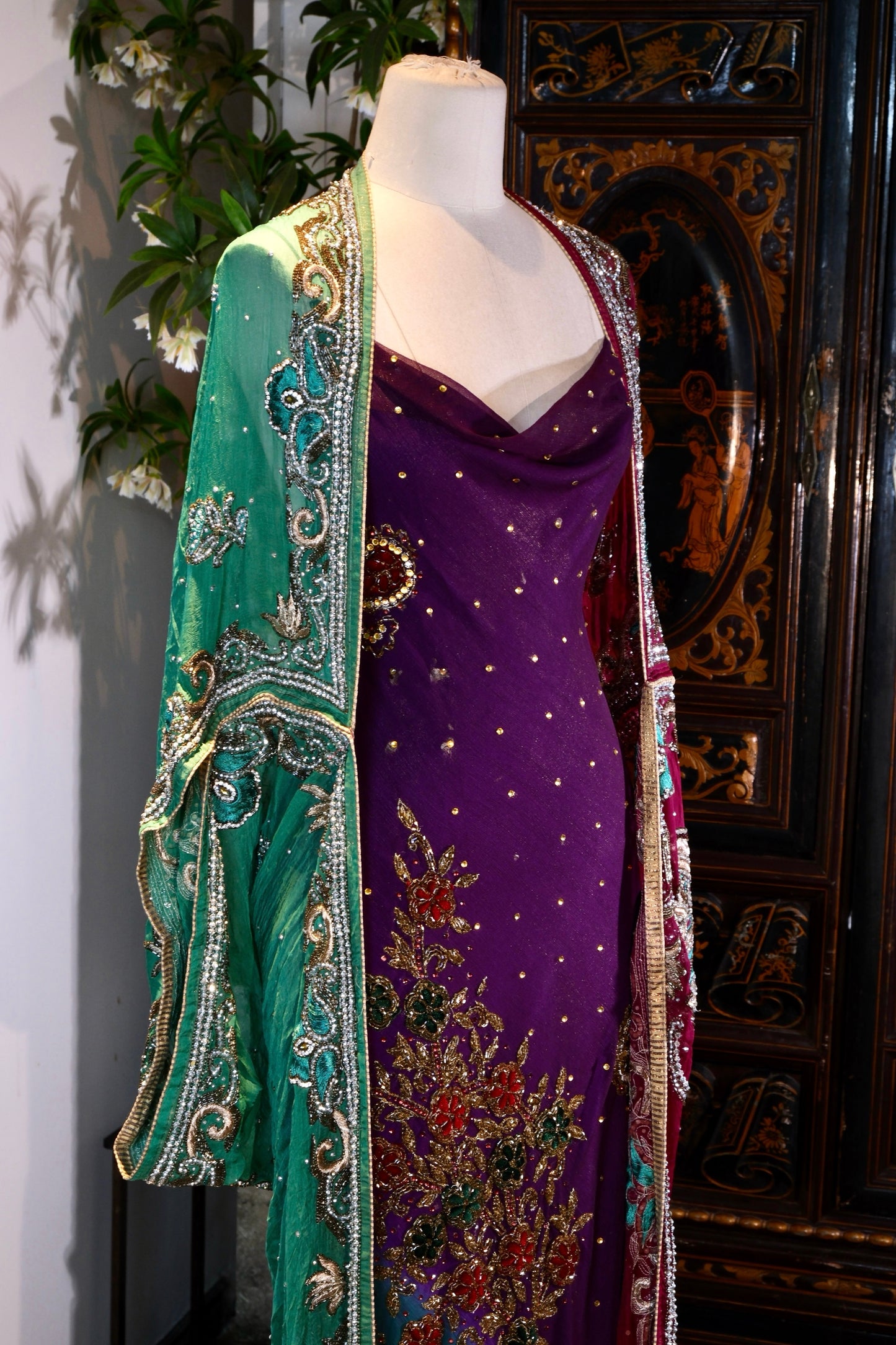 【紫藤与孔雀：被时光淬炼的复古神话】| Wisteria and Flowing Gold: A Mythos Refined by Time — An Archival Analysis of a 1930s-Inspired Custom Silk Bias-Cut Ensemble