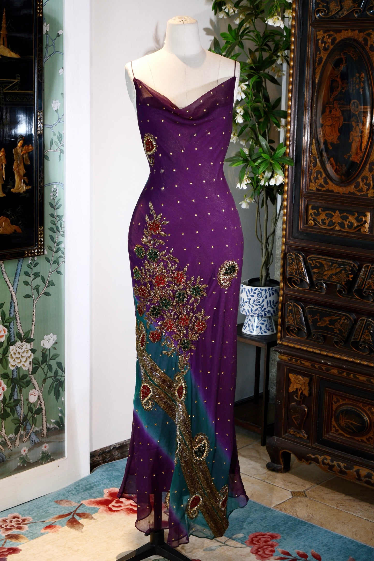 【紫藤与孔雀：被时光淬炼的复古神话】| Wisteria and Flowing Gold: A Mythos Refined by Time — An Archival Analysis of a 1930s-Inspired Custom Silk Bias-Cut Ensemble
