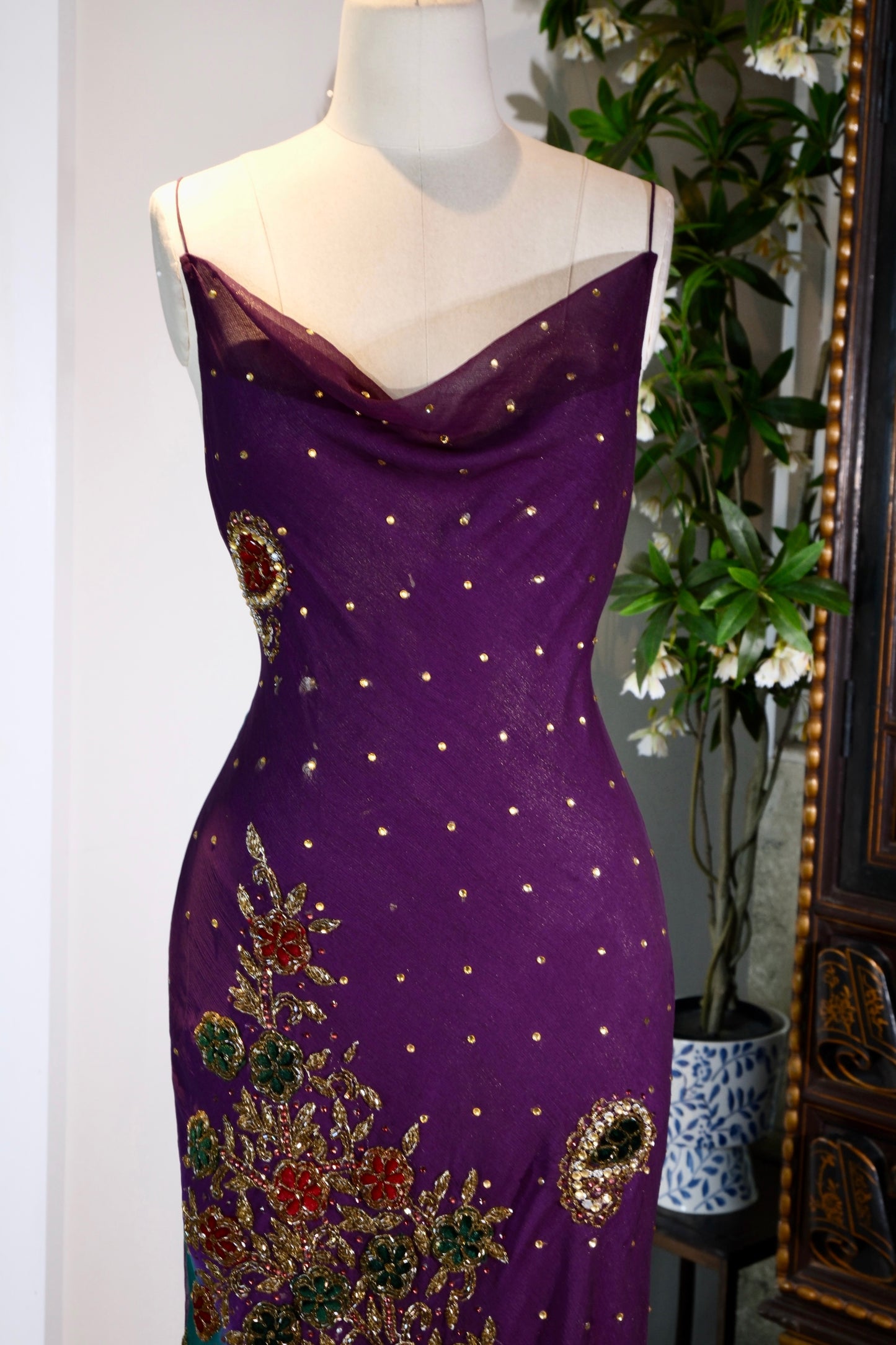 【紫藤与孔雀：被时光淬炼的复古神话】| Wisteria and Flowing Gold: A Mythos Refined by Time — An Archival Analysis of a 1930s-Inspired Custom Silk Bias-Cut Ensemble