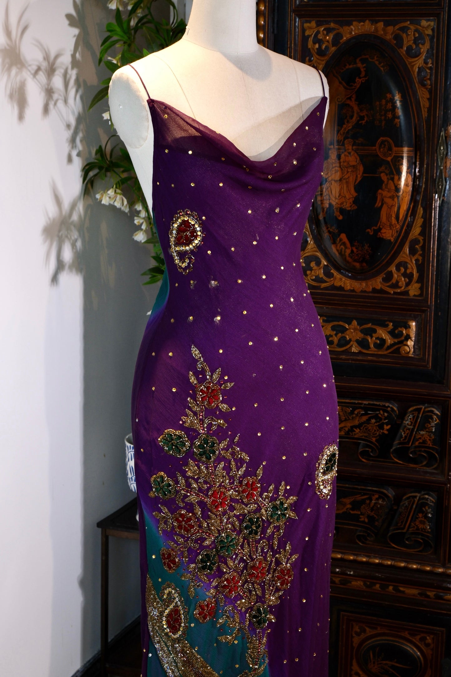 【紫藤与孔雀：被时光淬炼的复古神话】| Wisteria and Flowing Gold: A Mythos Refined by Time — An Archival Analysis of a 1930s-Inspired Custom Silk Bias-Cut Ensemble