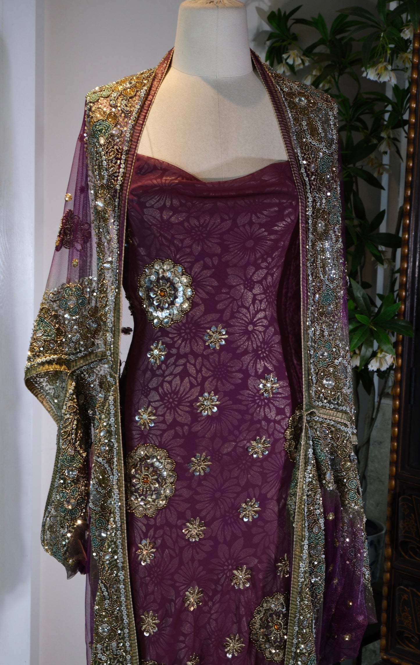 【紫韵繁花与流金：被时光淬炼的复古神话】| Purple Rhythm, Floral Profusion, and Flowing Gold: A Mythos Refined by Time — An Archival Analysis of a 1930s-Inspired Custom Silk Bias-Cut Ensemble