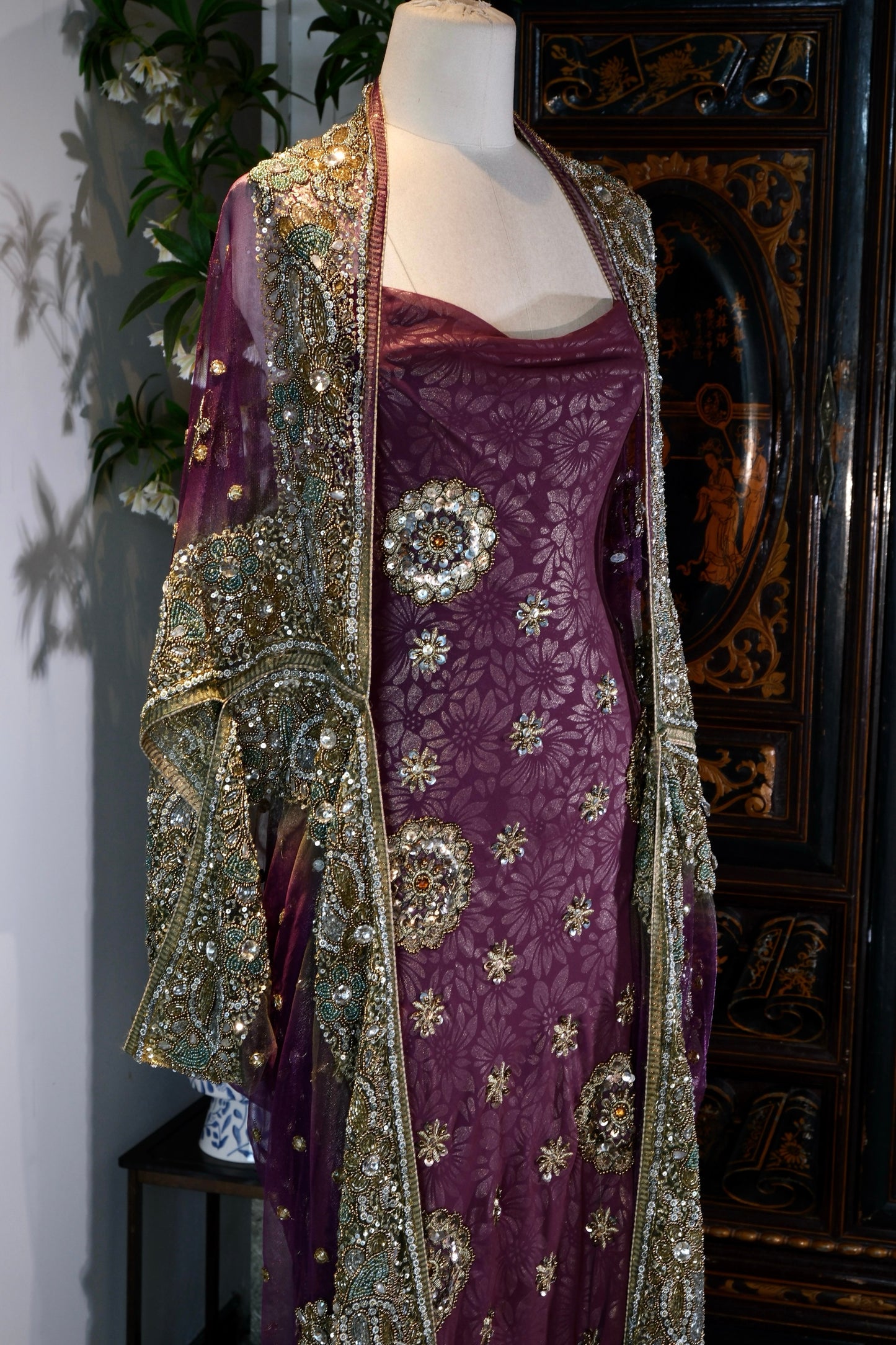 【紫韵繁花与流金：被时光淬炼的复古神话】| Purple Rhythm, Floral Profusion, and Flowing Gold: A Mythos Refined by Time — An Archival Analysis of a 1930s-Inspired Custom Silk Bias-Cut Ensemble