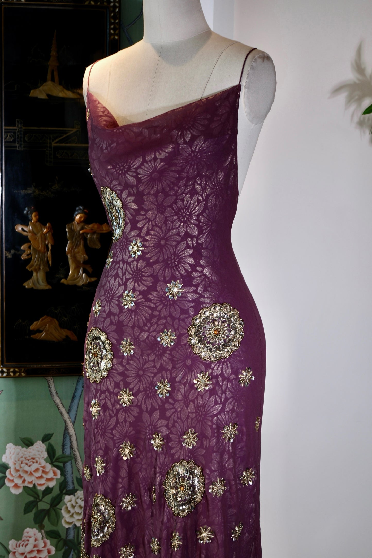 【紫韵繁花与流金：被时光淬炼的复古神话】| Purple Rhythm, Floral Profusion, and Flowing Gold: A Mythos Refined by Time — An Archival Analysis of a 1930s-Inspired Custom Silk Bias-Cut Ensemble