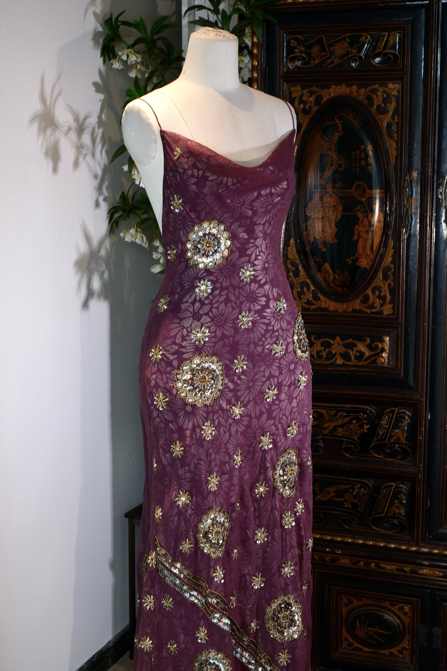 【紫韵繁花与流金：被时光淬炼的复古神话】| Purple Rhythm, Floral Profusion, and Flowing Gold: A Mythos Refined by Time — An Archival Analysis of a 1930s-Inspired Custom Silk Bias-Cut Ensemble