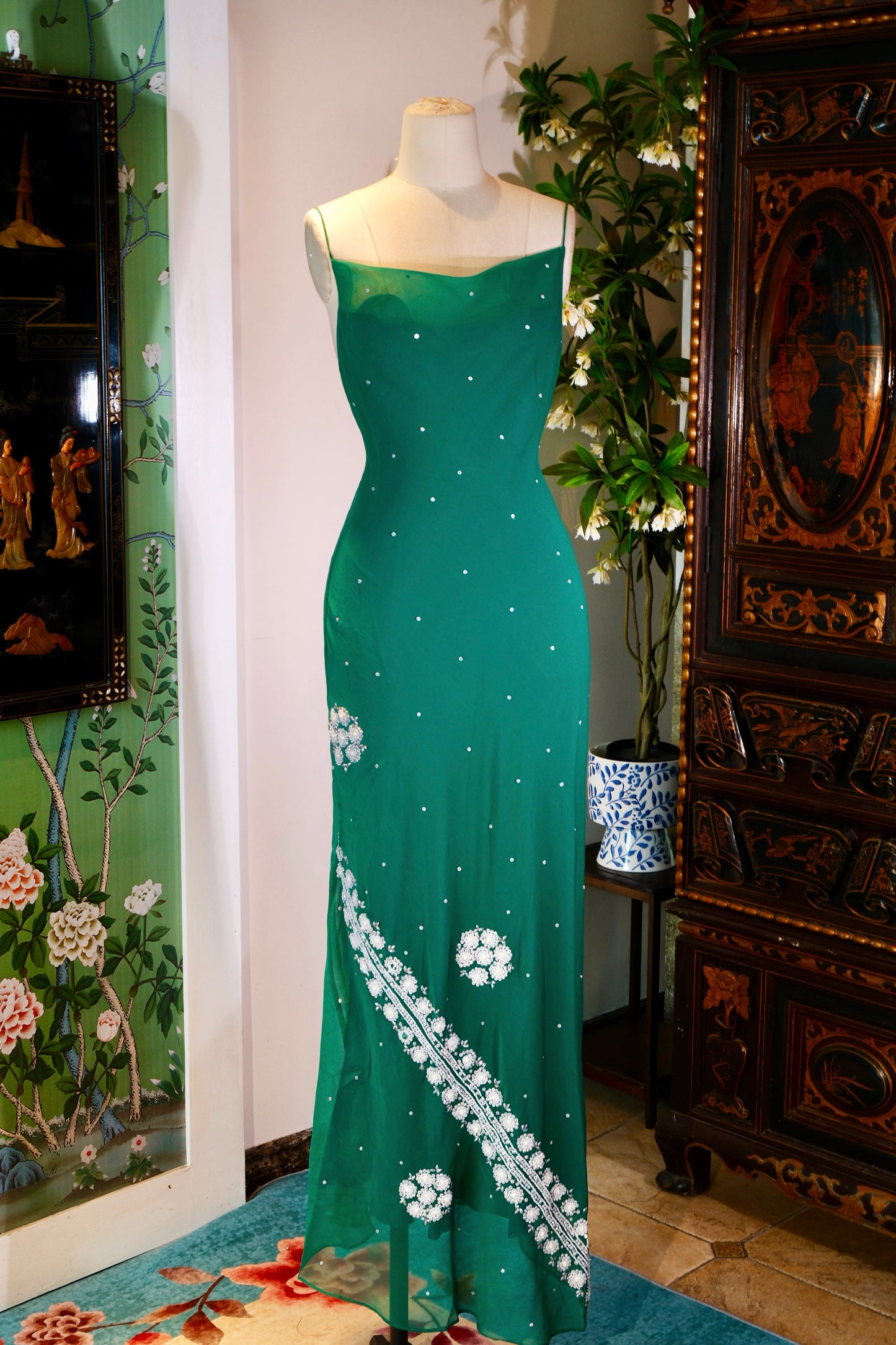 翡翠梦境：一件绿色华裙，唤醒黄金时代的优雅密语 | The Emerald Dream: An Archival Manifesto of Golden Age Elegance — A Design Critique of a 1930s-Inspired Custom Silk Bias-Cut Gown