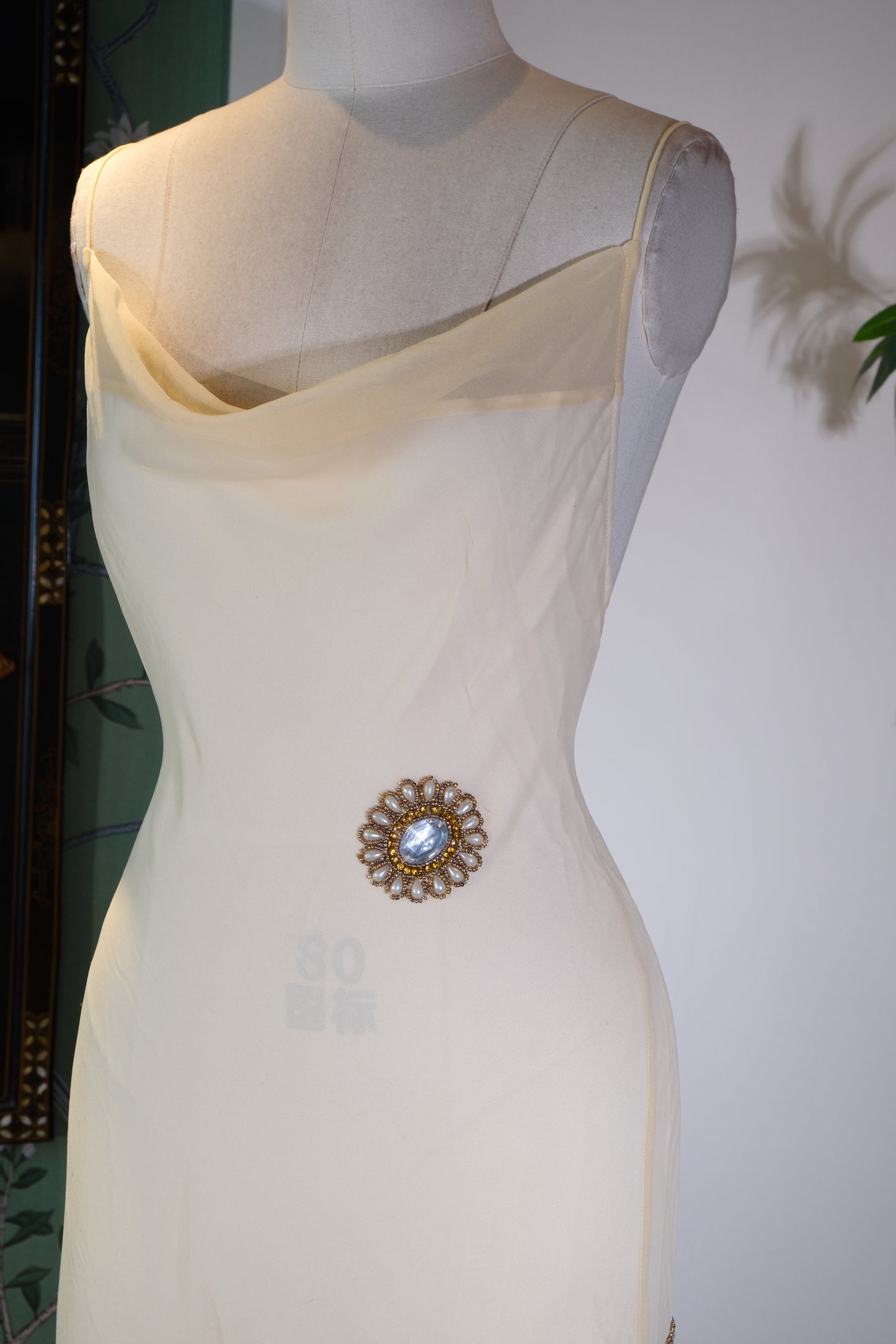 象牙梦境：一件流光白裙，唤醒黄金时代的优雅密语 | Ivory Dream: An Archival Manifesto of Golden Age Elegance — A Design Critique of a 1930s-Inspired Custom Silk Bias-Cut Gown