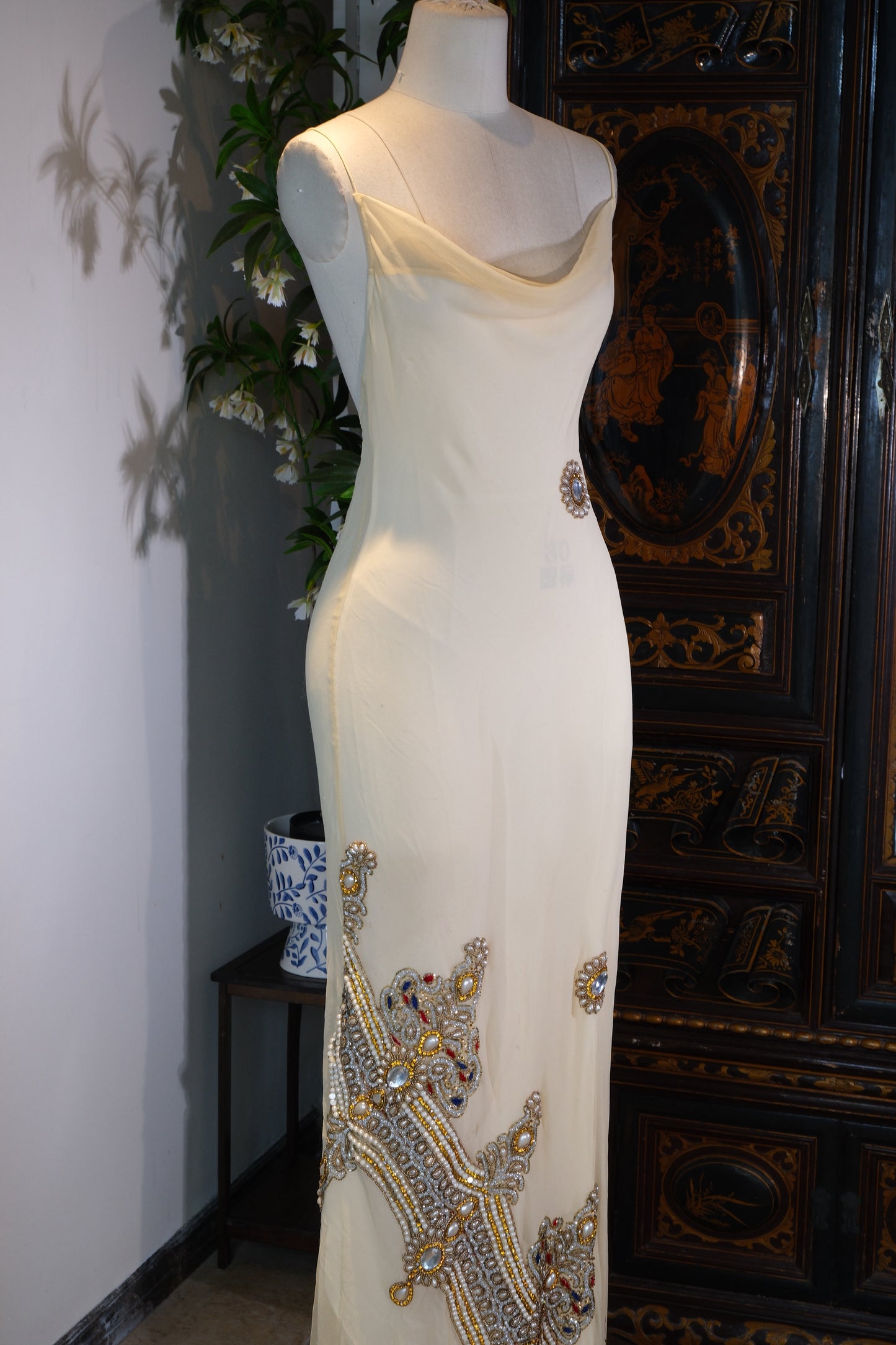 象牙梦境：一件流光白裙，唤醒黄金时代的优雅密语 | Ivory Dream: An Archival Manifesto of Golden Age Elegance — A Design Critique of a 1930s-Inspired Custom Silk Bias-Cut Gown