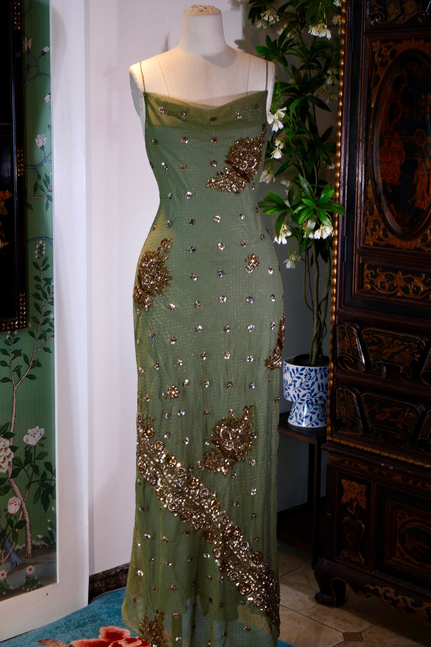 翡翠鎏金：一件古董织金雪纺华裙，唤醒黄金时代的优雅密语 | Emerald and Burnished Gold: An Archival Manifesto of Golden Age Elegance — A Design Critique of a 1930s-Inspired Custom Silk Bias-Cut Gown