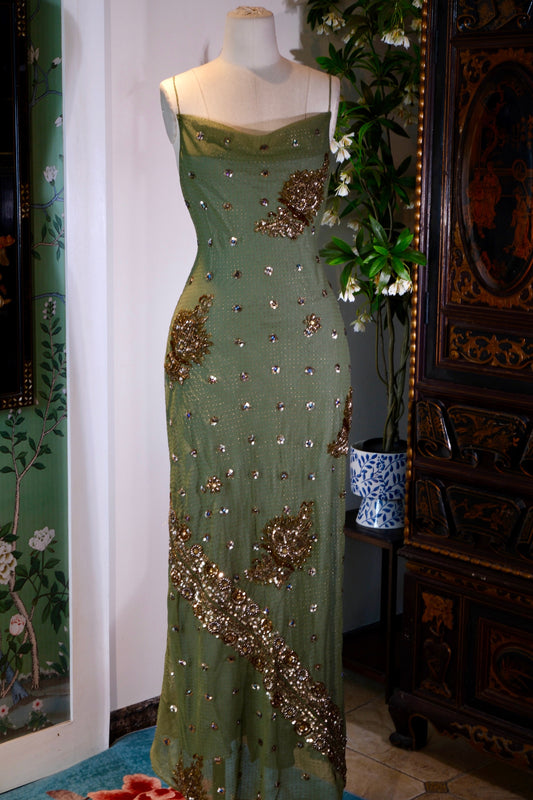 翡翠鎏金：一件古董织金雪纺华裙，唤醒黄金时代的优雅密语 | Emerald and Burnished Gold: An Archival Manifesto of Golden Age Elegance — A Design Critique of a 1930s-Inspired Custom Silk Bias-Cut Gown