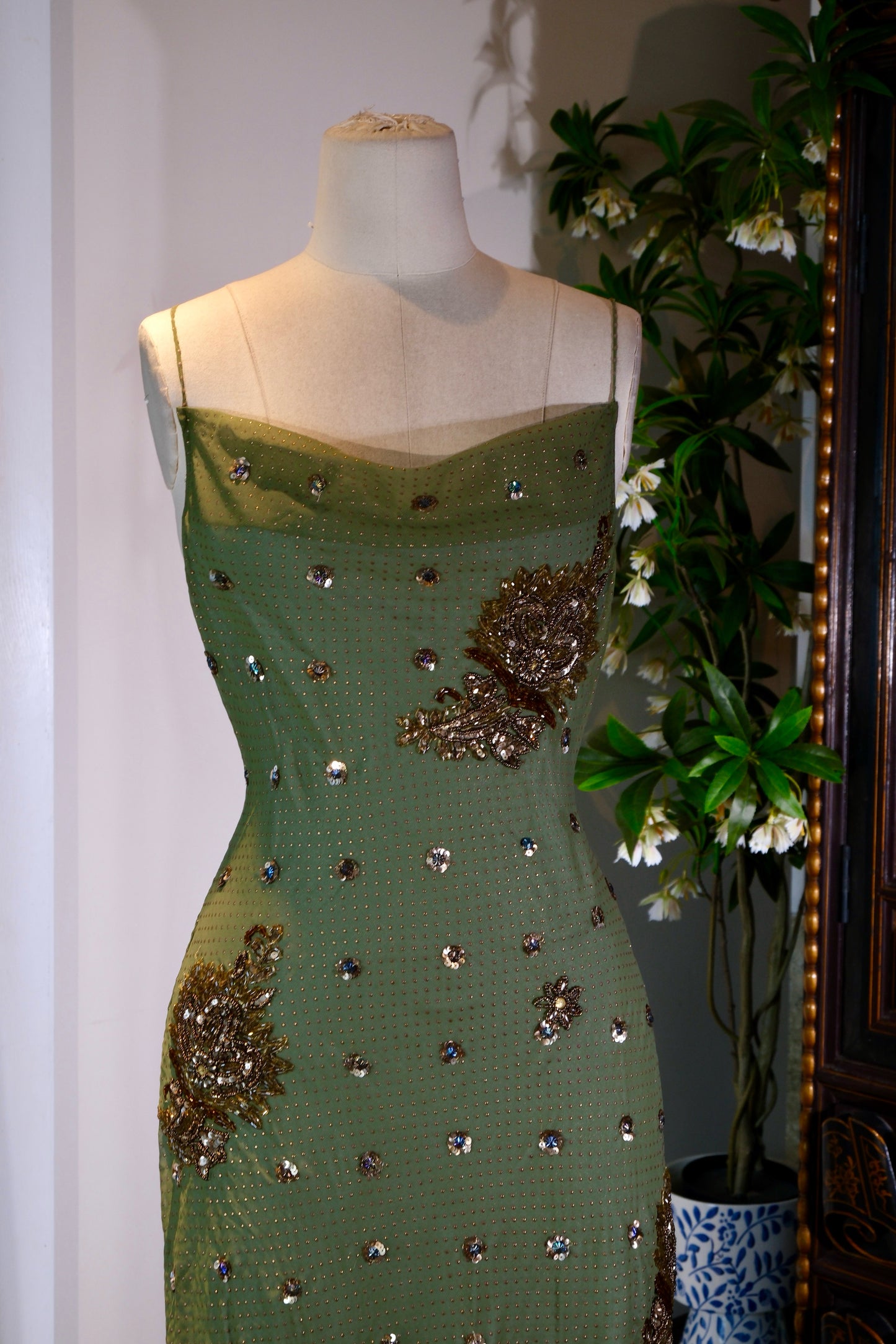 翡翠鎏金：一件古董织金雪纺华裙，唤醒黄金时代的优雅密语 | Emerald and Burnished Gold: An Archival Manifesto of Golden Age Elegance — A Design Critique of a 1930s-Inspired Custom Silk Bias-Cut Gown